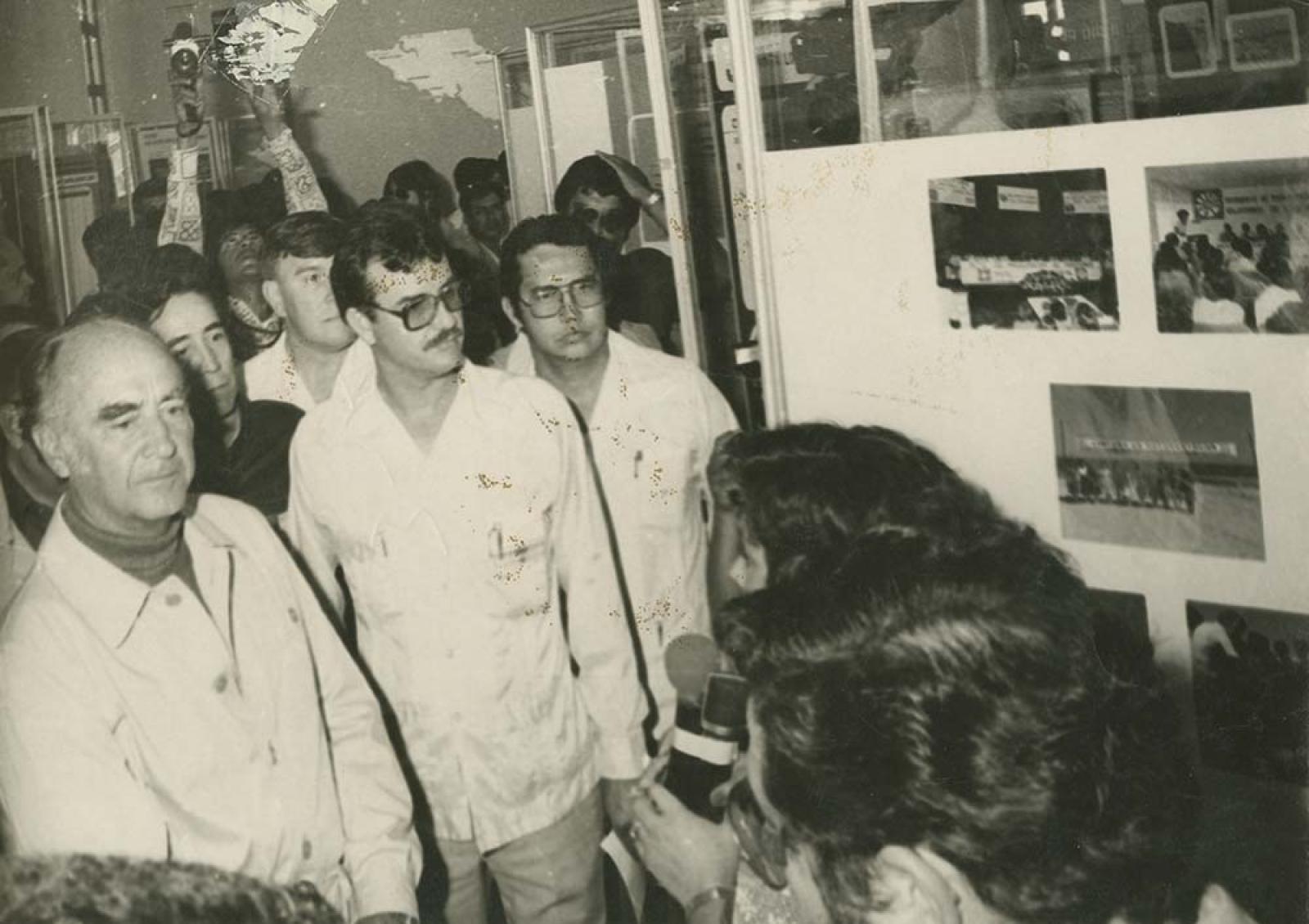 José López Portillo y comitiva recorren exposición fotográfica.