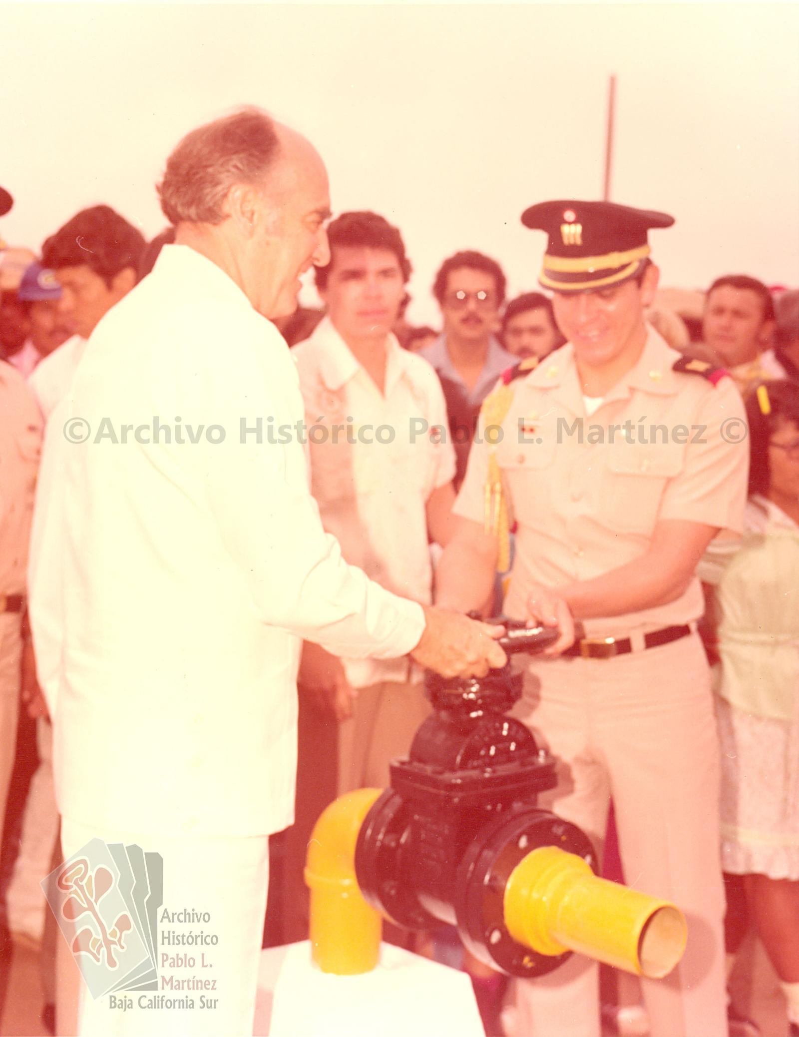 José López Portillo y Pacheco en la inauguración de un acueducto.