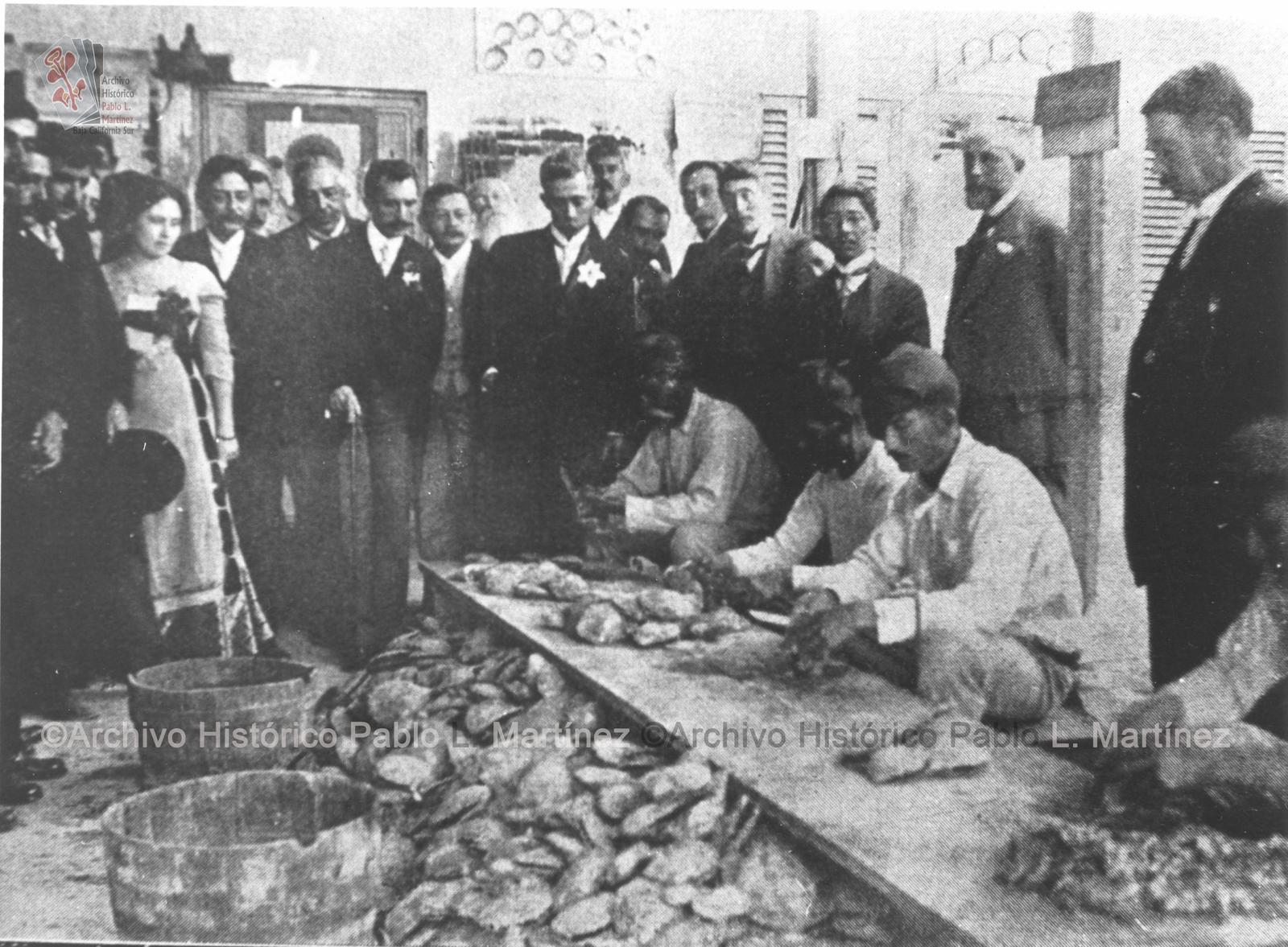 José María Pino Suárez, visita un centro de explotación de madreperla.