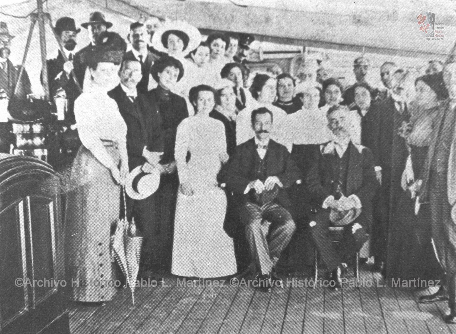 José María Pino Suárez y grupo de señoritas que le recibieron a bordo del buque General Guerrero.