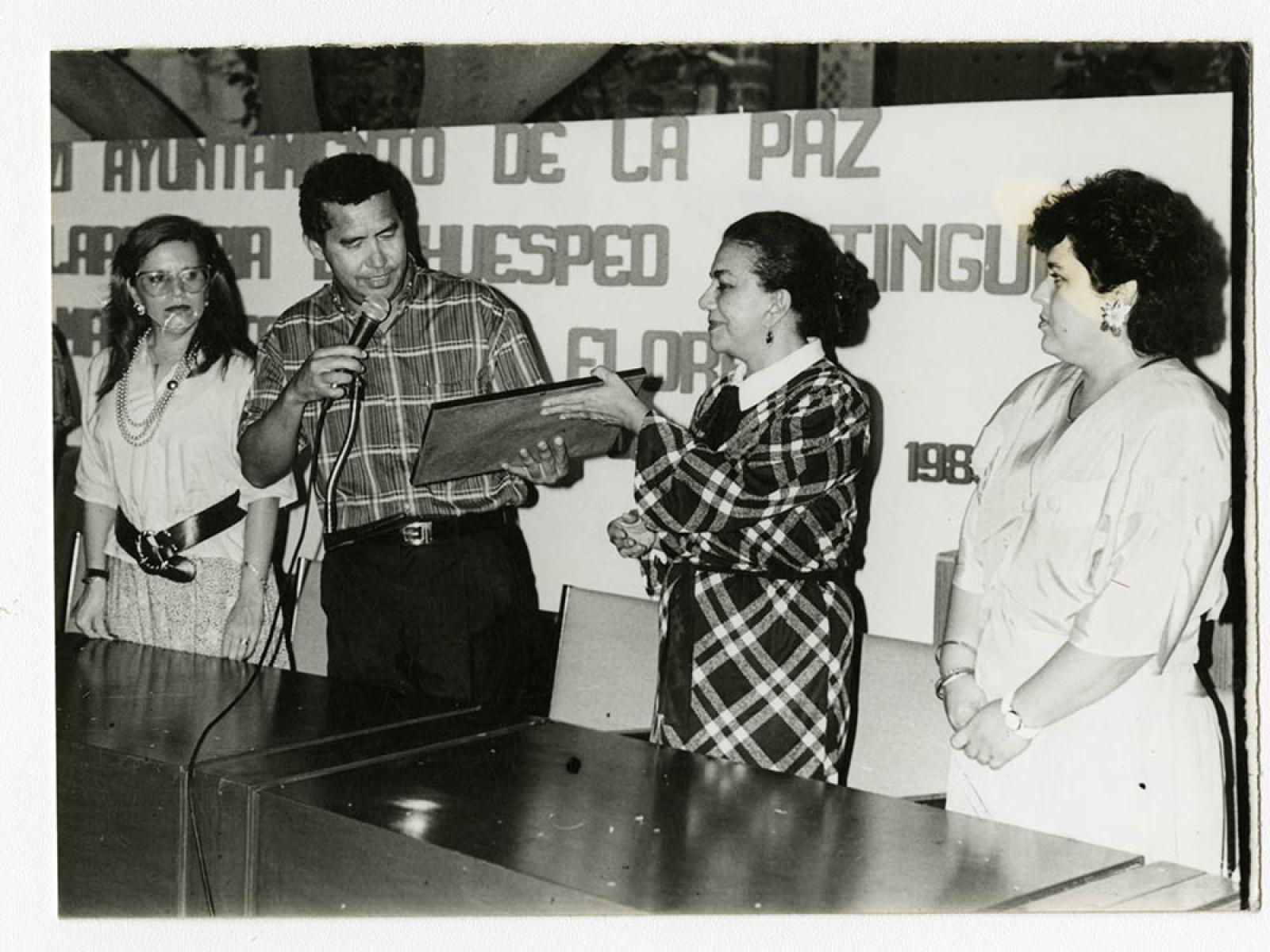 José Osuna y Esthela Ponce Beltrán en evento.