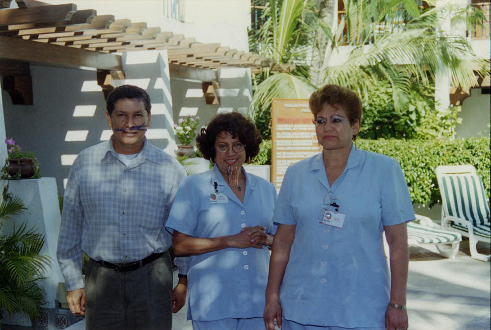 José Sánchez, Lilia Villalobos y Betty Martínez, empleados del hotel Los Arcos.