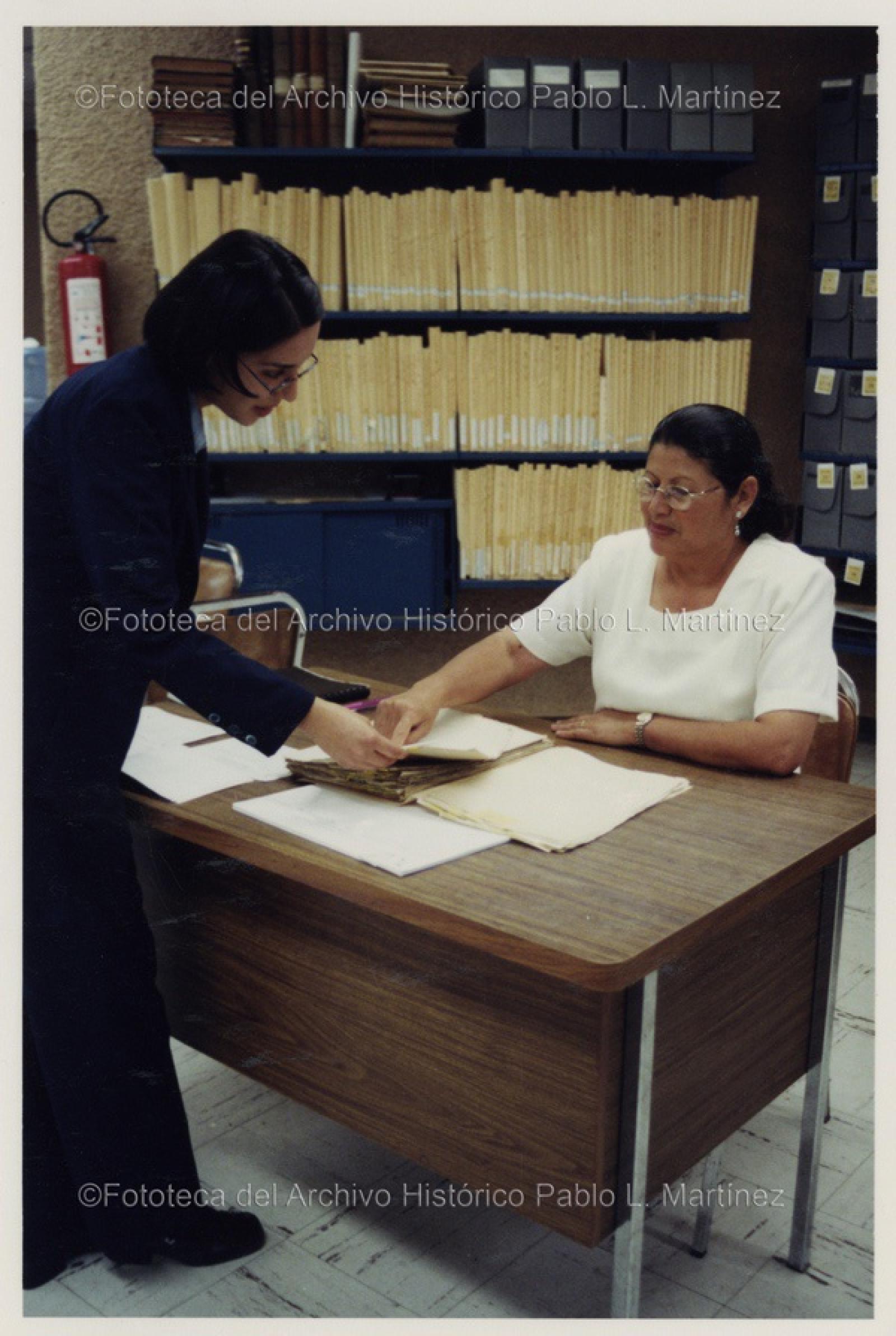 Josefina Llenas Cervantes y Estela Moyrón revisan documento resguardado en el Archivo Histórico Pablo L. Martínez.