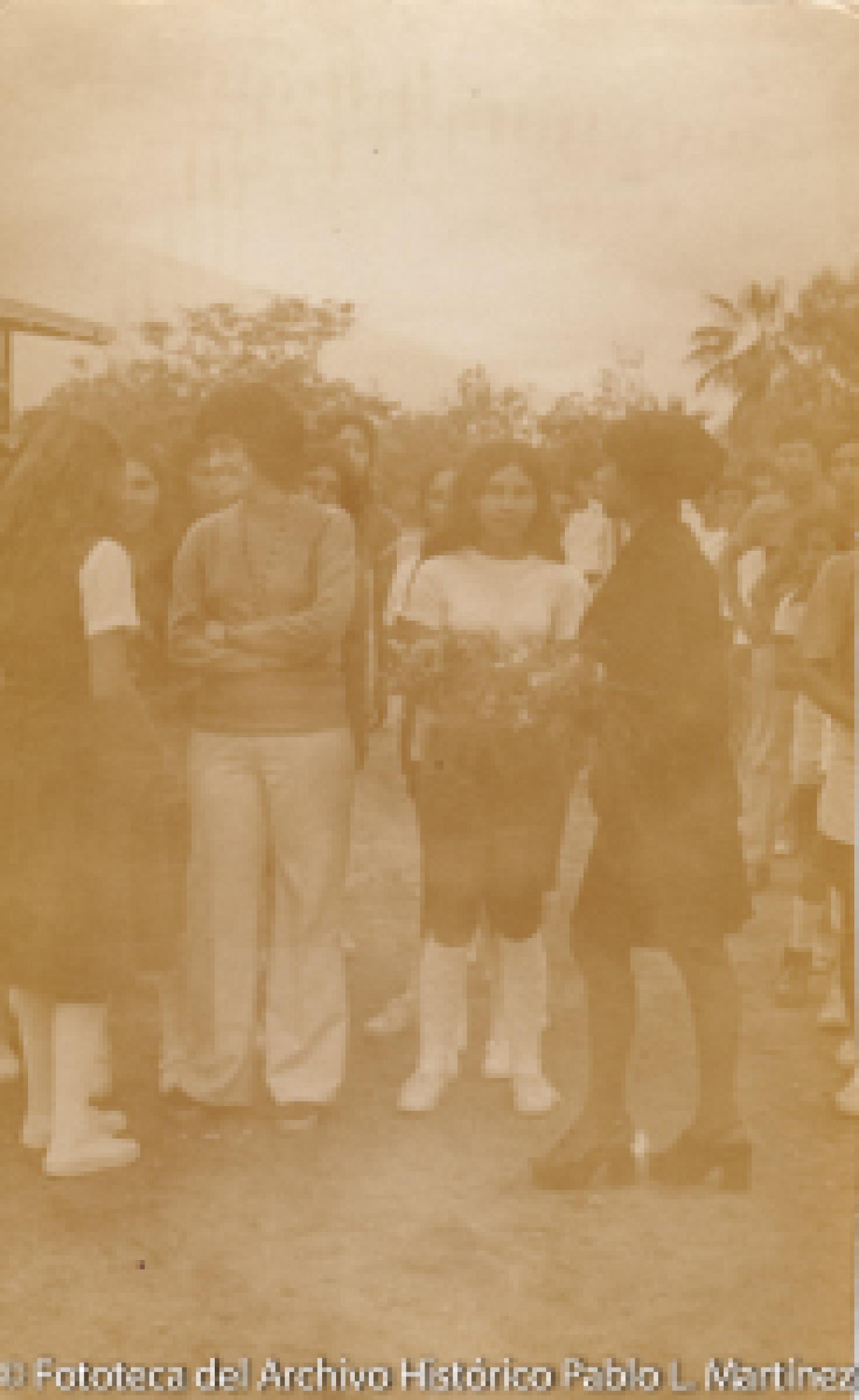Joven con ramo de flores a lado de mujeres