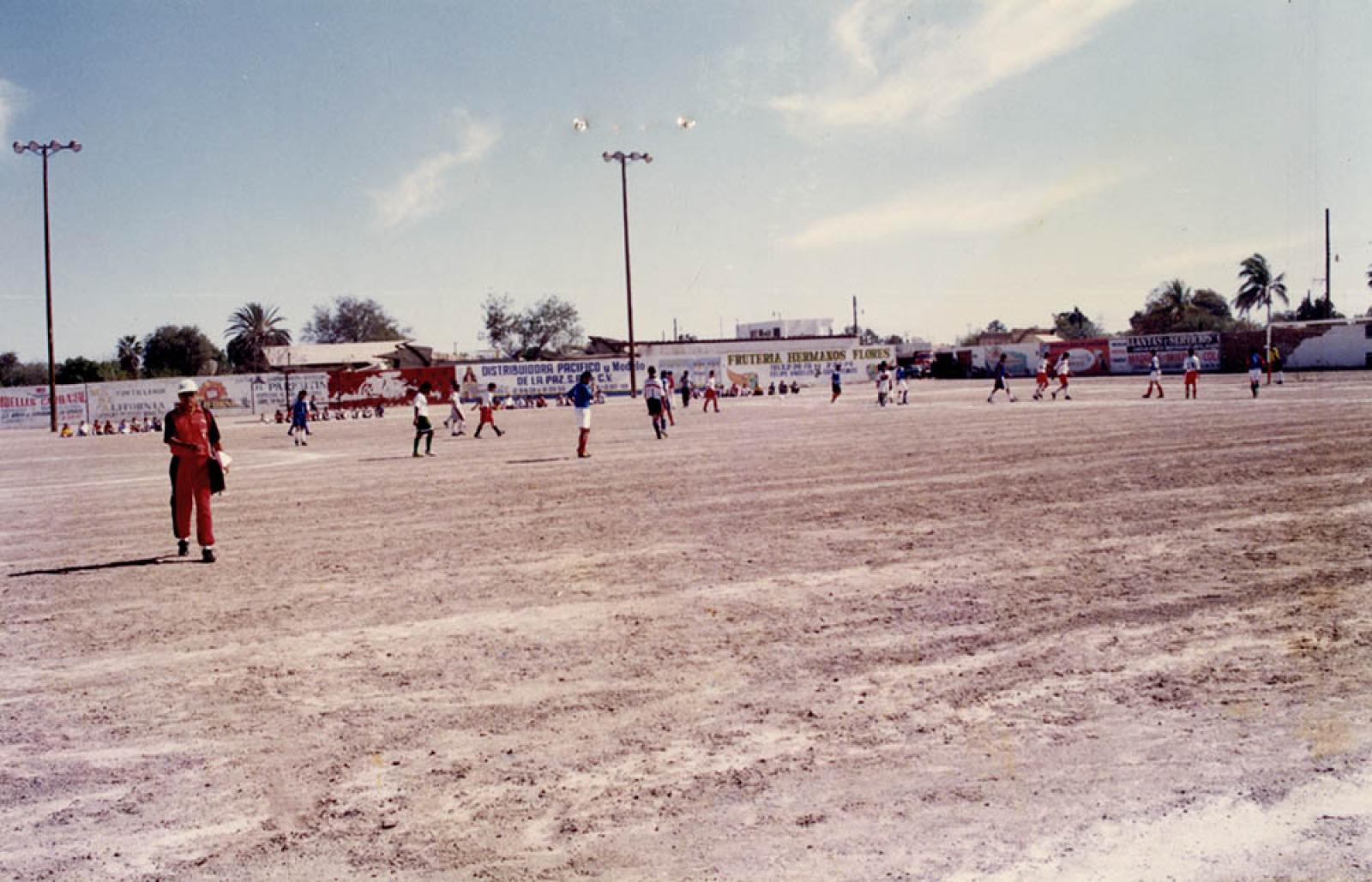 Jóvenes en partido de futbol.