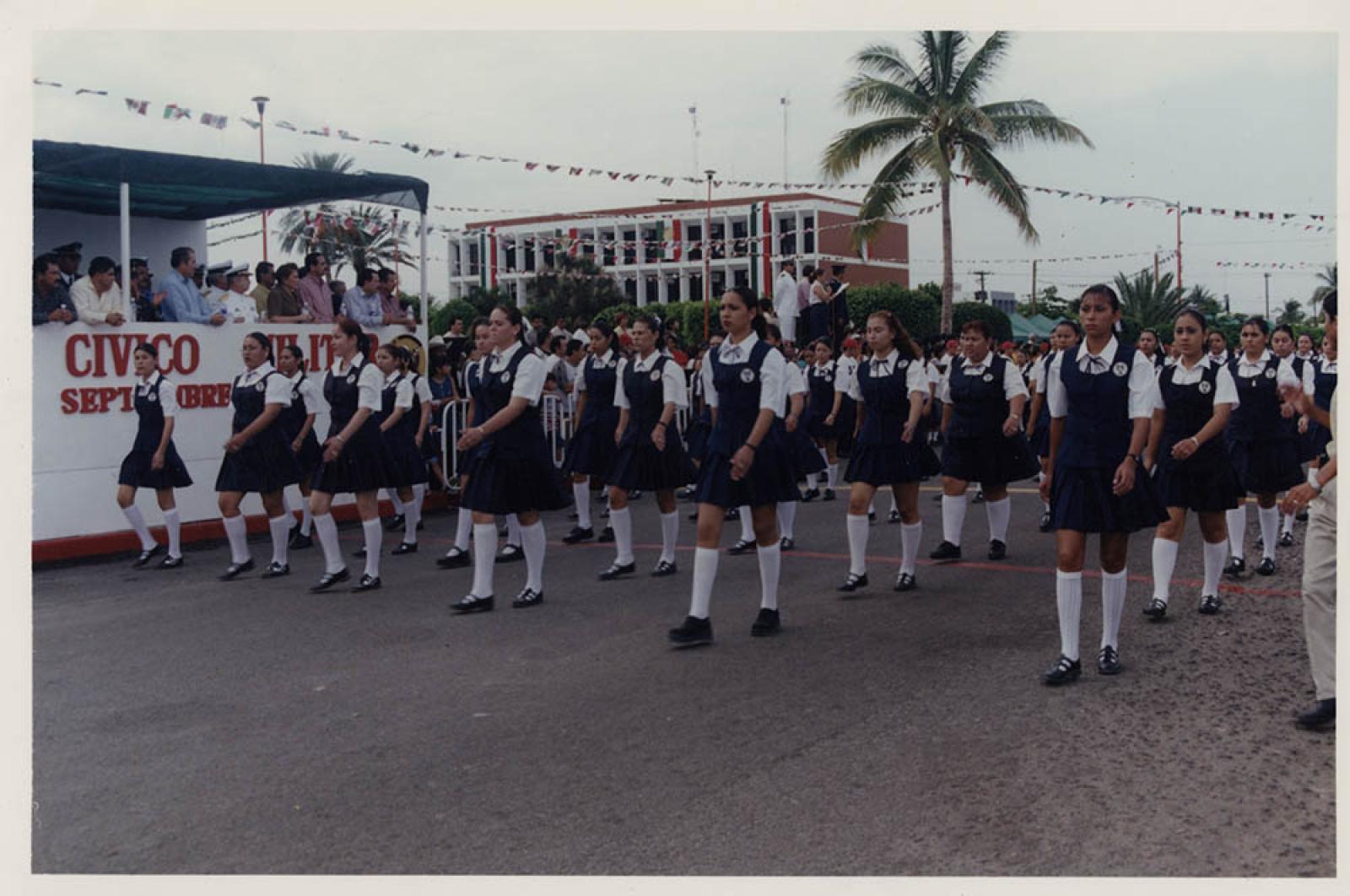Jóvenes estudiantes participando en el tradicional desfile, La Paz, Baja California Sur.