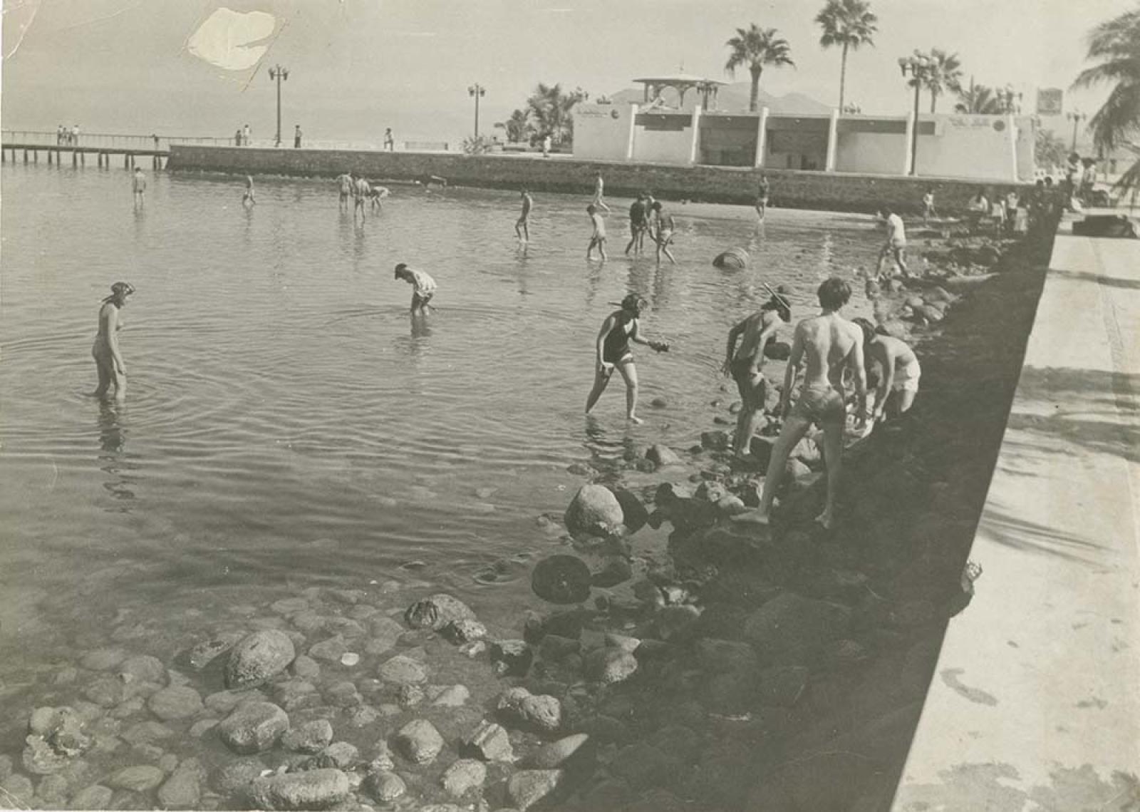 Jovenes se divierten en la orilla del mar y en el muelle del malecón de La Paz, Baja California Sur.