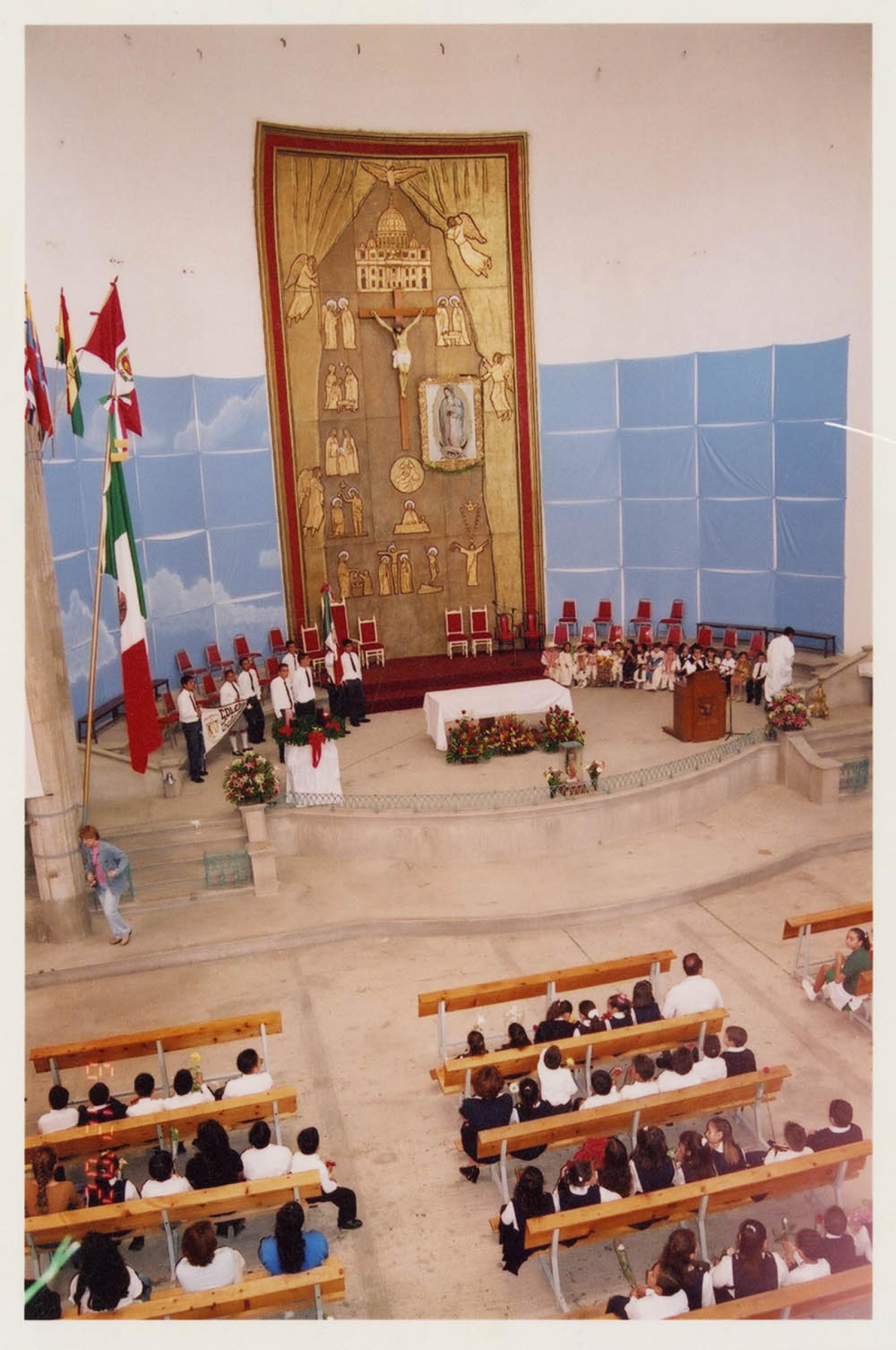 Jóvenes y niños reunidos en el Santuario de Nuestra Señora de Guadalupe, La Paz, Baja California Sur.