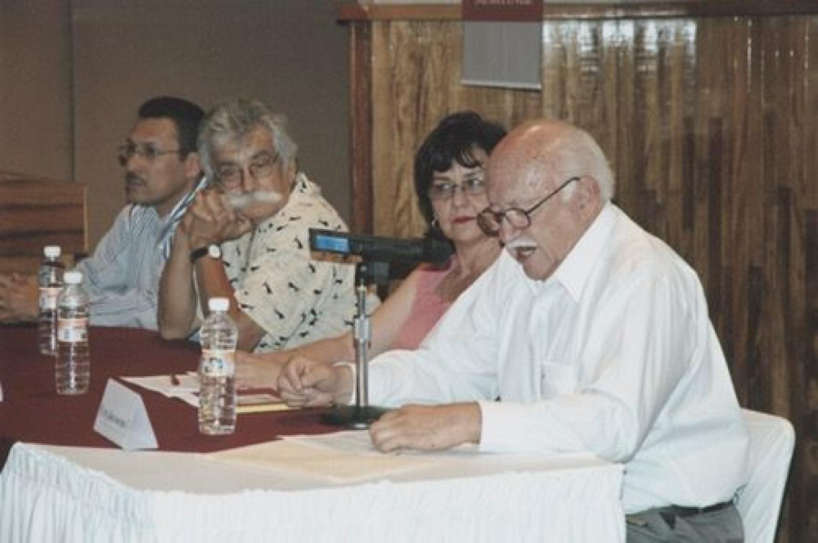 Juan Cuauhtémoc Murillo, Aníbal Angulo, y Gilberto Ibarra en mesa de presentación del  libro Paisajes y personajes en María Auxiliadora, Baja California Sur, acompañados por la autora, Elizabeth Acosta.