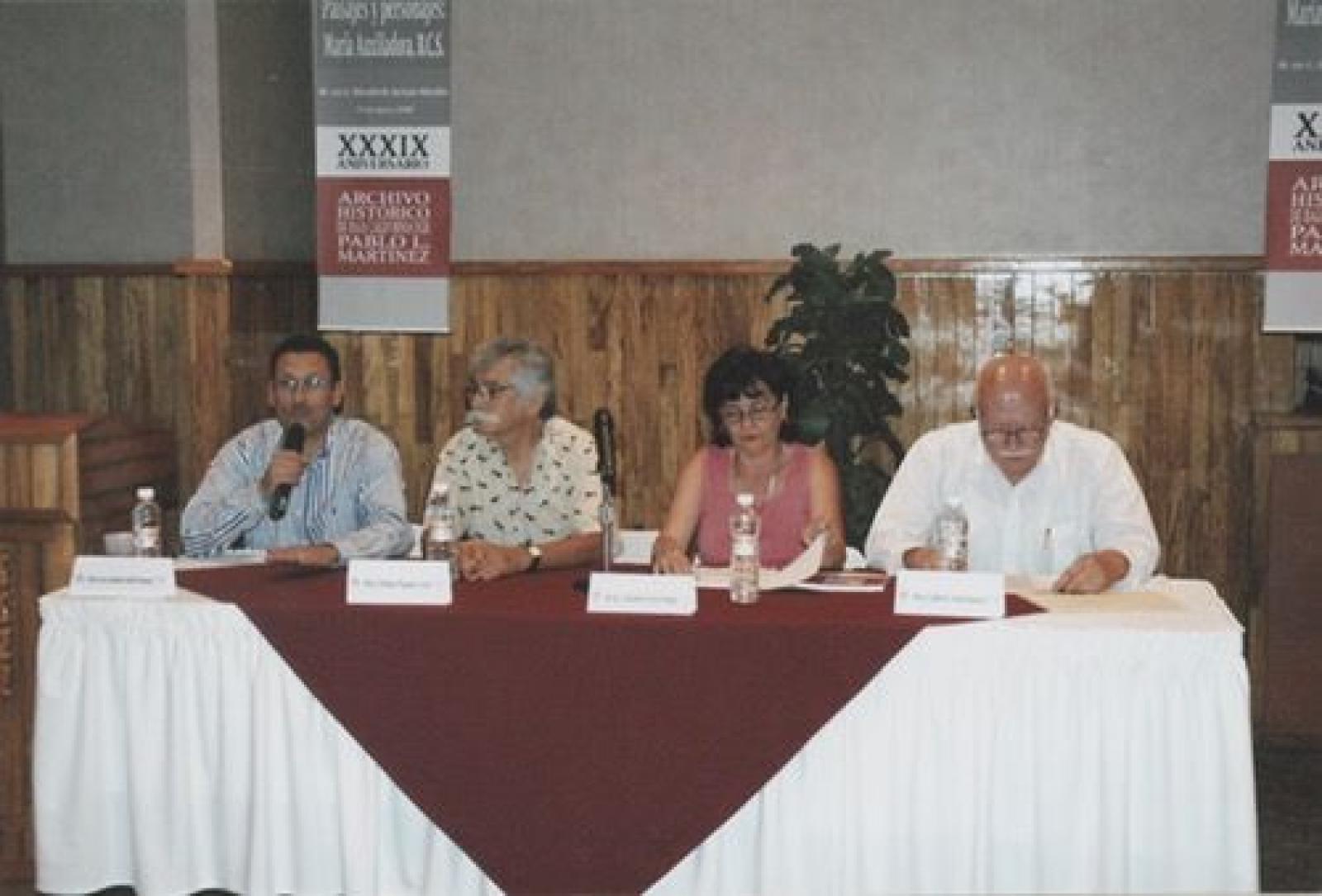 Juan Cuauhtémoc Murillo Hernández, modera mesa de presentación del libro Paisajes y personajes en María Auxiliadora, Baja California Sur.