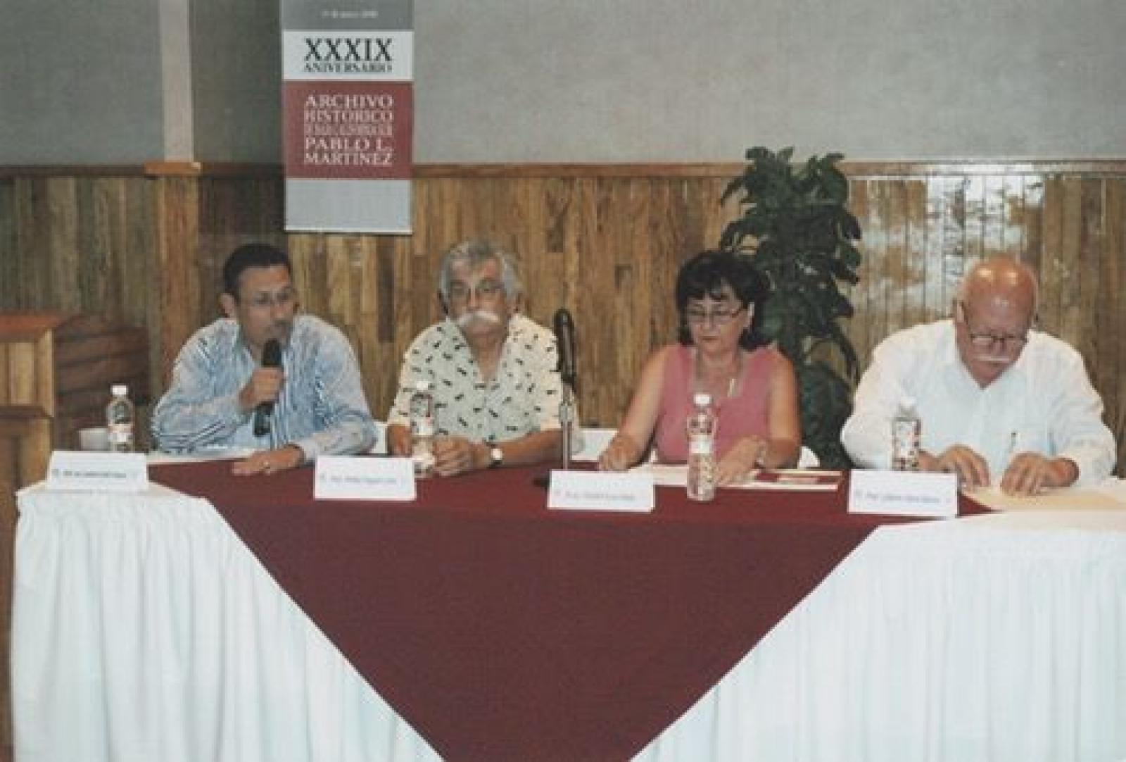 Juan Cuauhtémoc Murillo toma la palabra en mesa de ponentes, durante la presentación del libro María Auxiliadora, Baja California Sur.