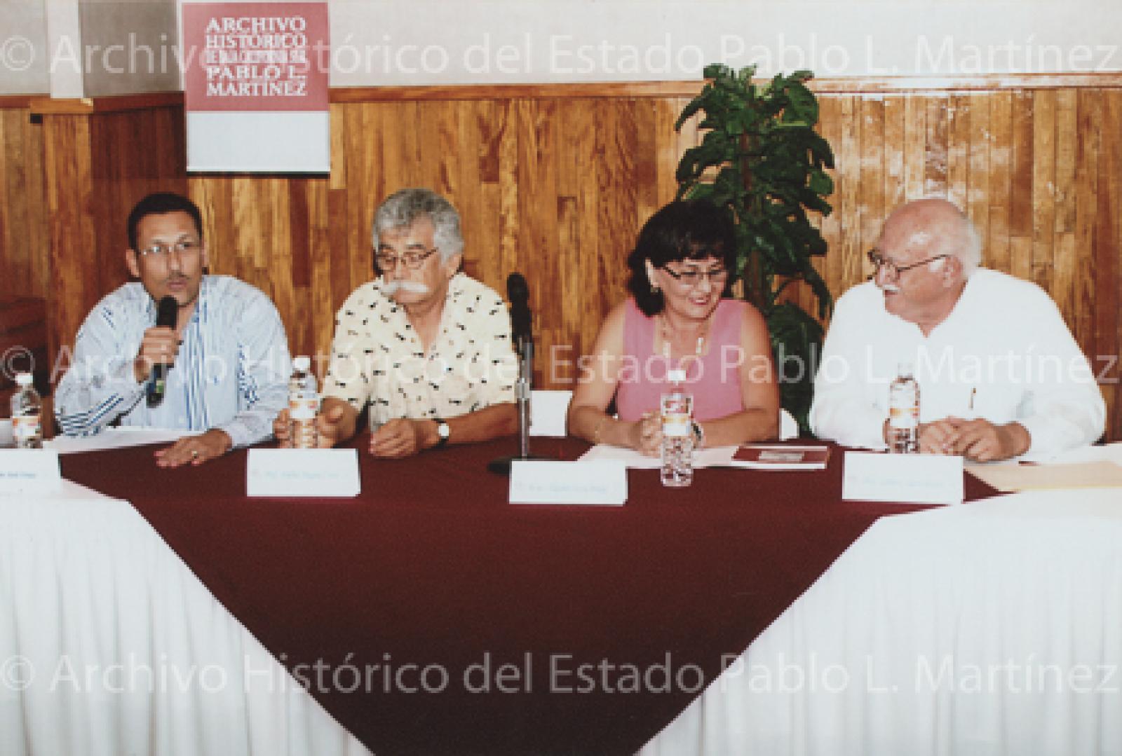 Juan Cuauhtémoc toma la palabra en mesa de ponentes en la presentación del libro Paisajes y personajes en María Auxiliadora, Baja California Sur.