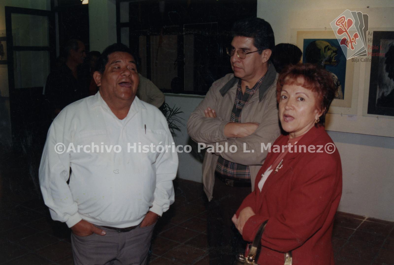 Juan Ramos y acompañantes en evento cultural.