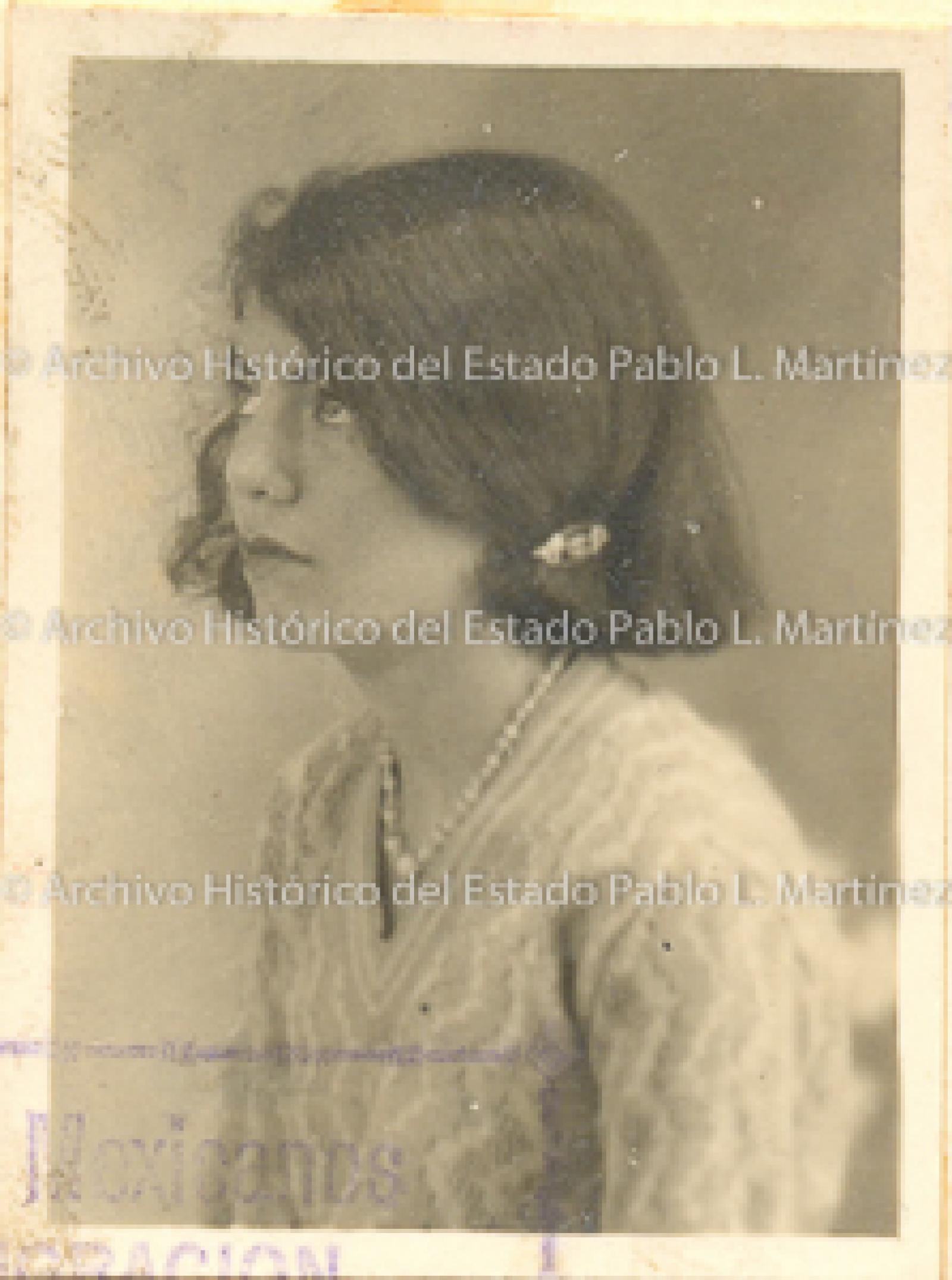 Juana Peláez de perfil.