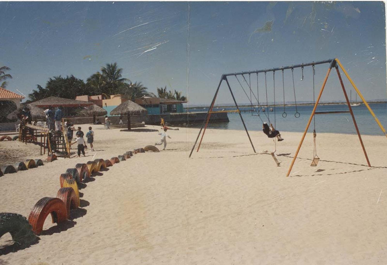 Juegos infantiles en el malecón de La Paz.