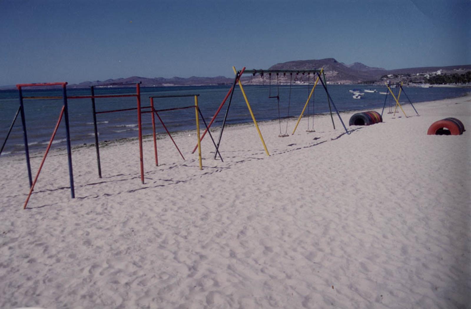 Juegos infantiles, malecón de La Paz, Baja California Sur.