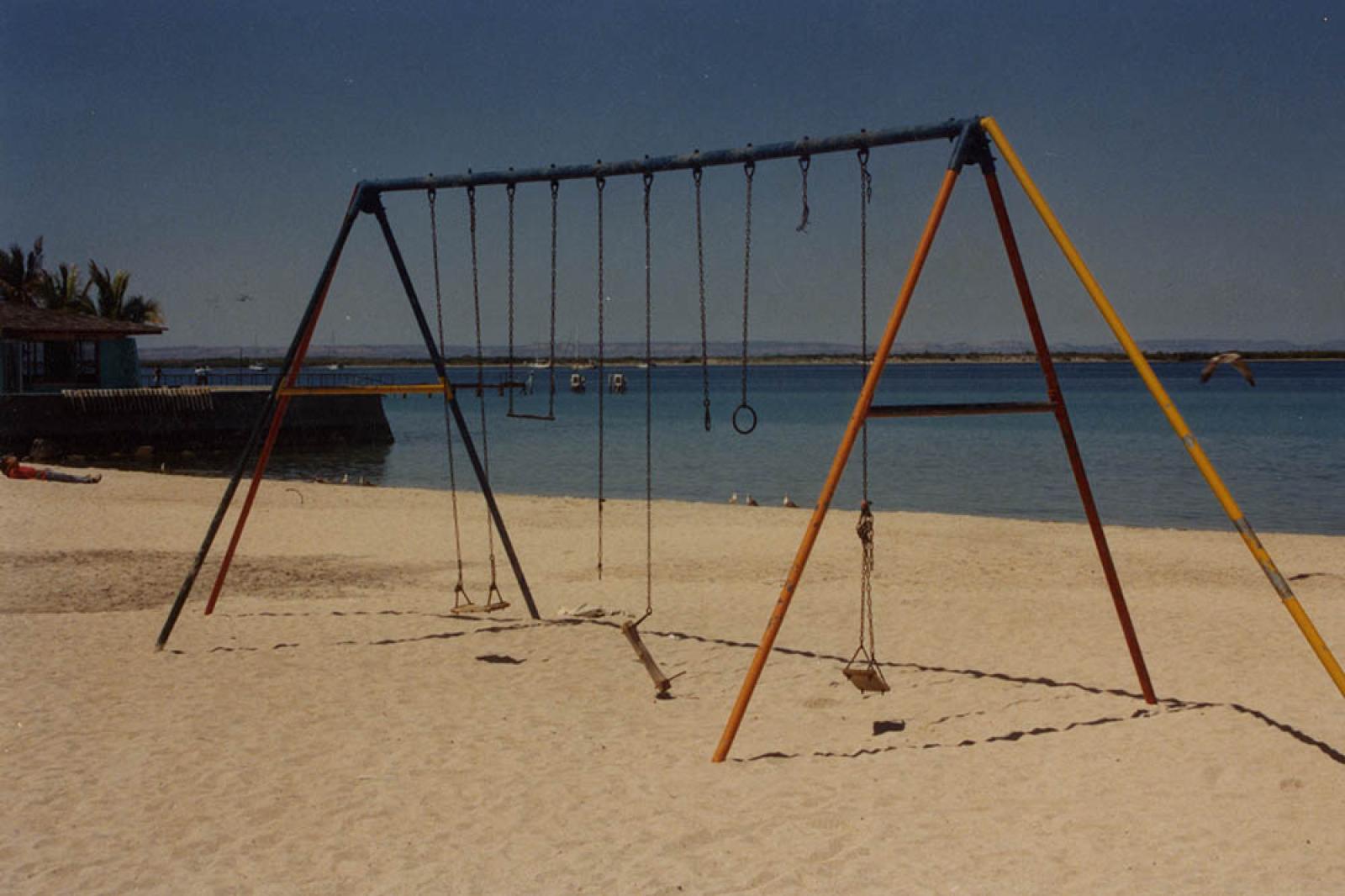 Juegos para niños en mal estado. Malecón de La Paz, Baja California Sur.