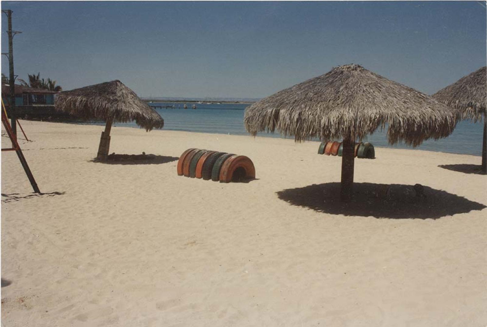 Juegos y palapas en el malecón de La Paz.