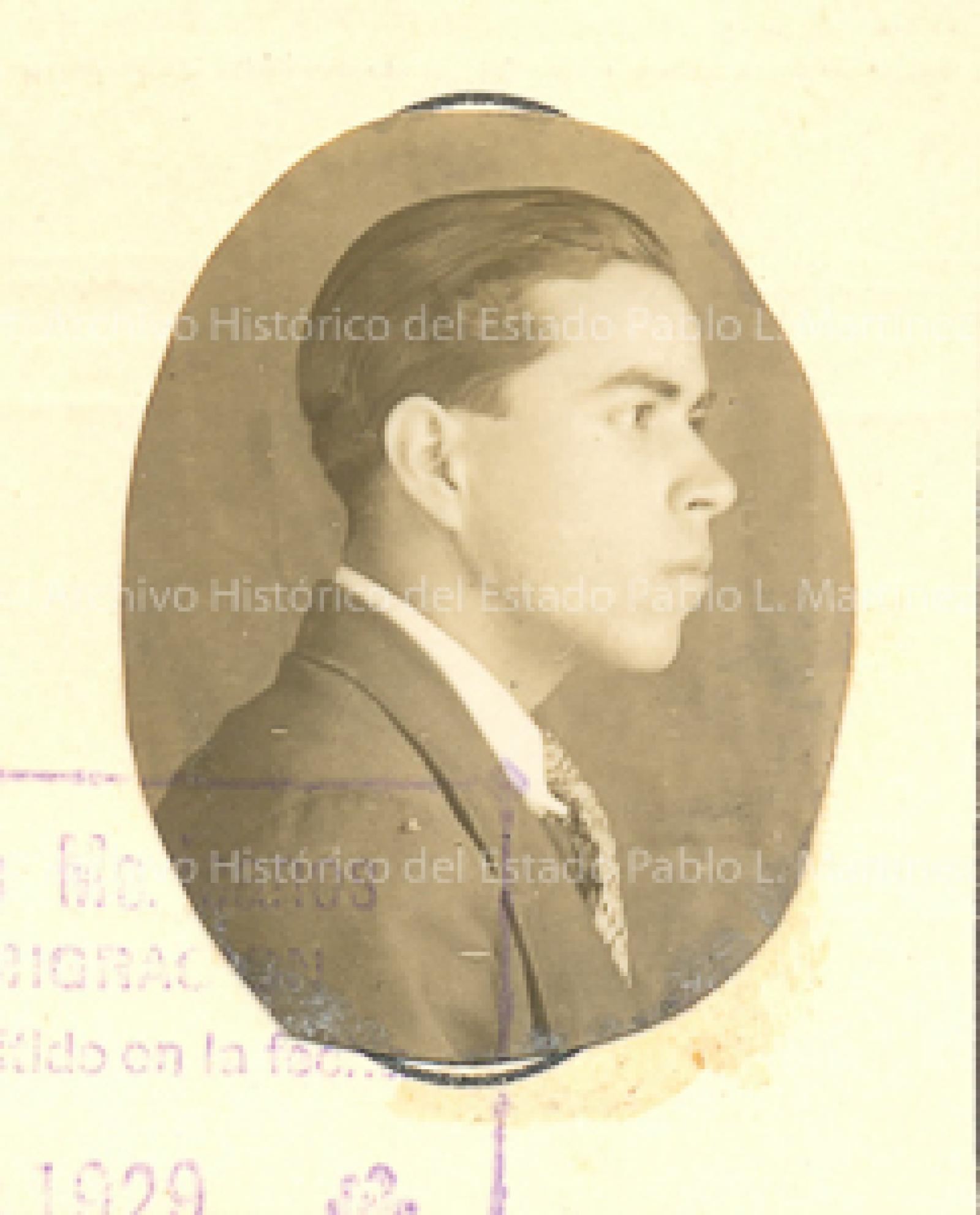 Julio Alejandro Gallo de perfil.