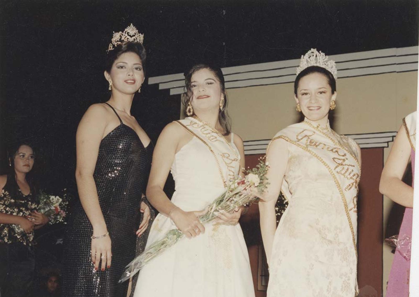 “Julissa Ceseña, Hilda y Alicia; reinas de belleza”.
