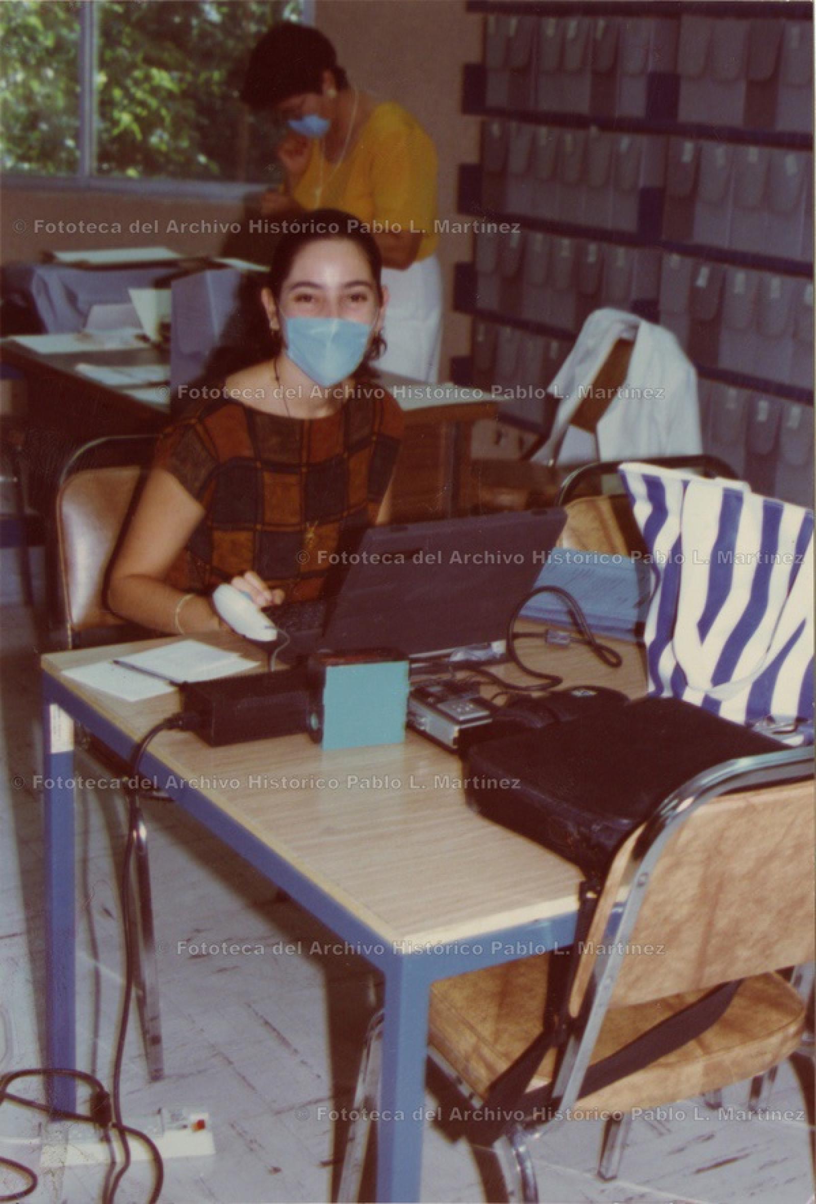 “Karina Busto Ibarra con sus instrumentos de trabajo, en el interior del archivo histórico Pablo L. Martínez.”