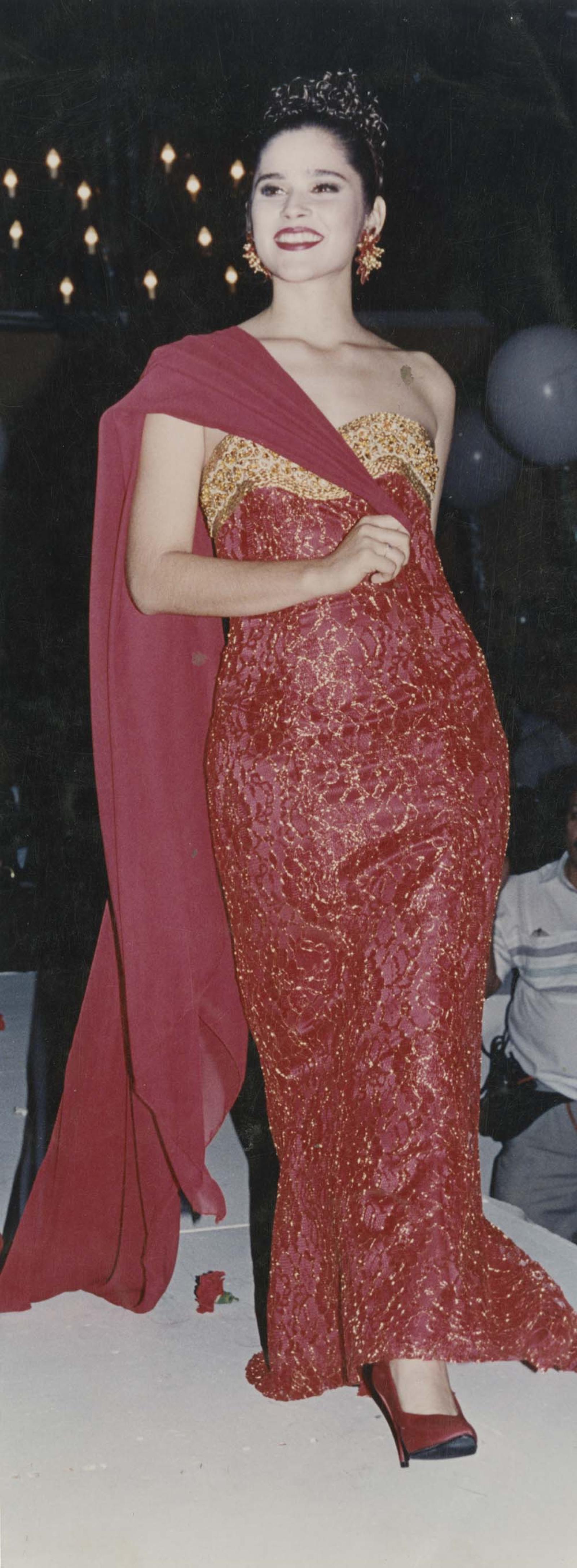 “Karla Gajón”, reina de belleza.
