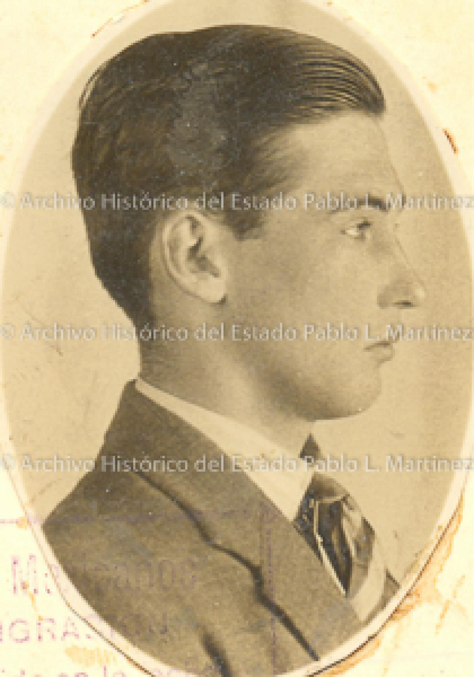 Kenneth Mackenzie de perfil.