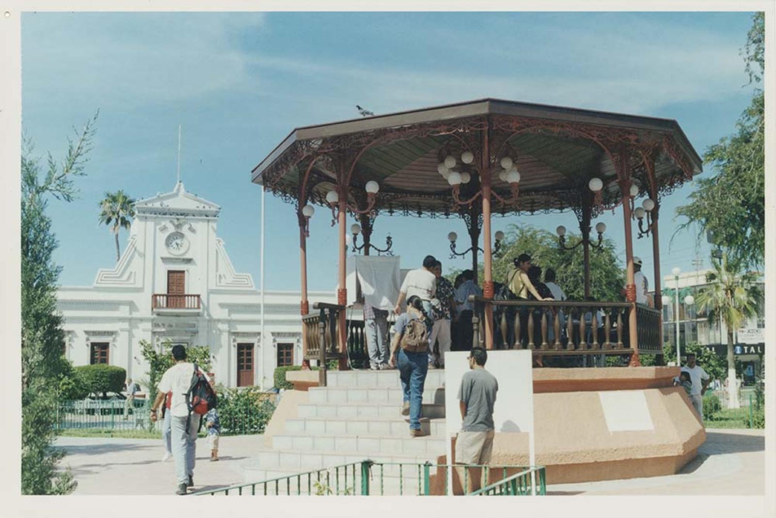 Kiosco del Jardín Velasco, al fondo se observa la antigua Casa de Gobierno. La Paz, Baja California Sur.