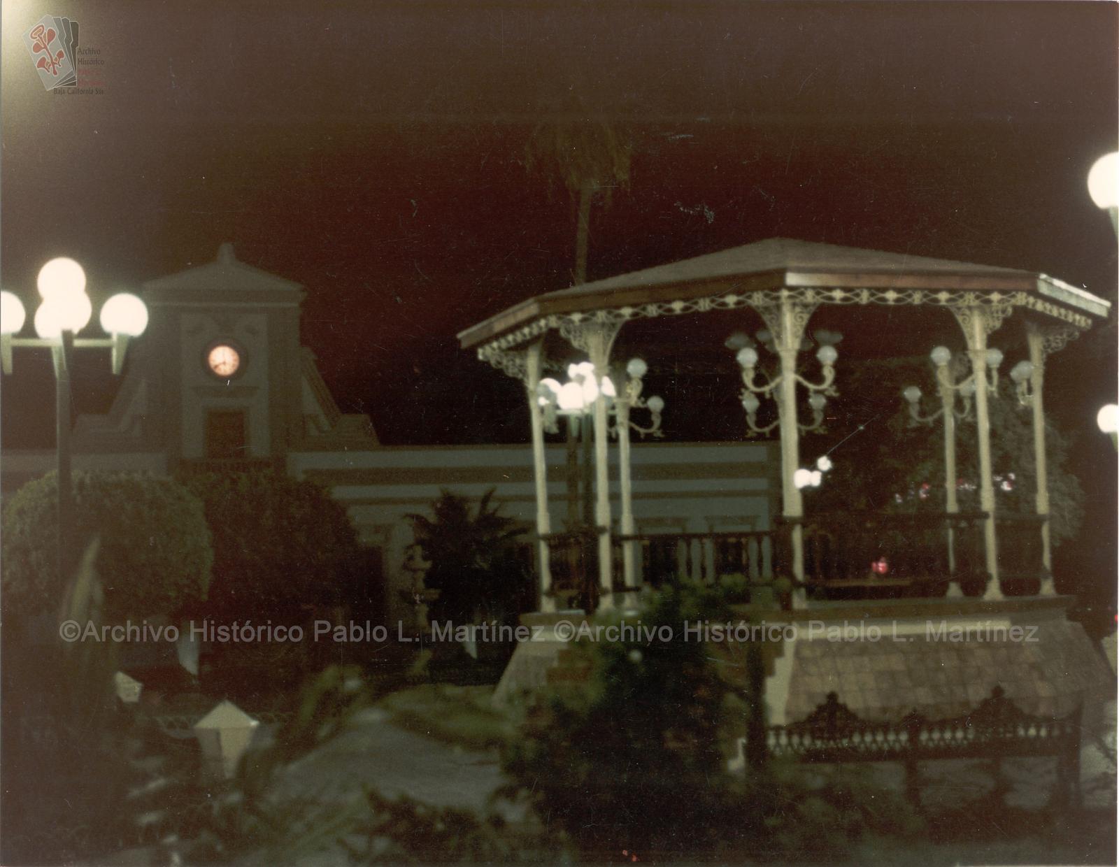 Kiosco del jardín Velasco de noche. La Paz, Baja California Sur.