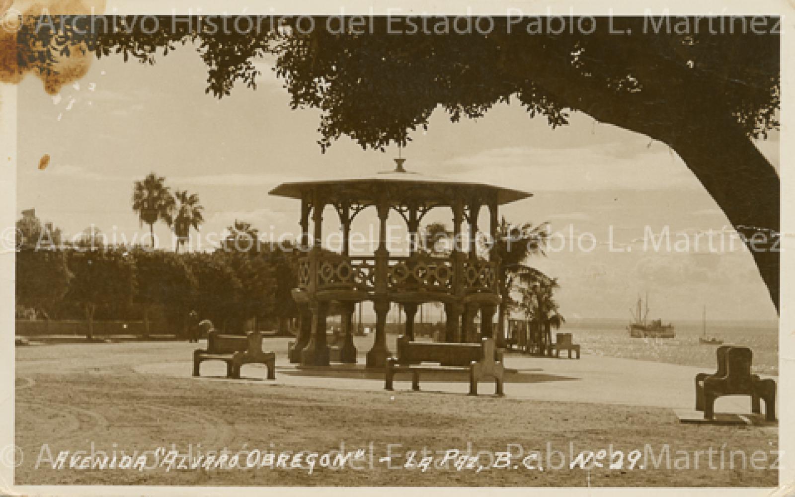 Kiosco en la “Avenida Álvaro Obregón”.
