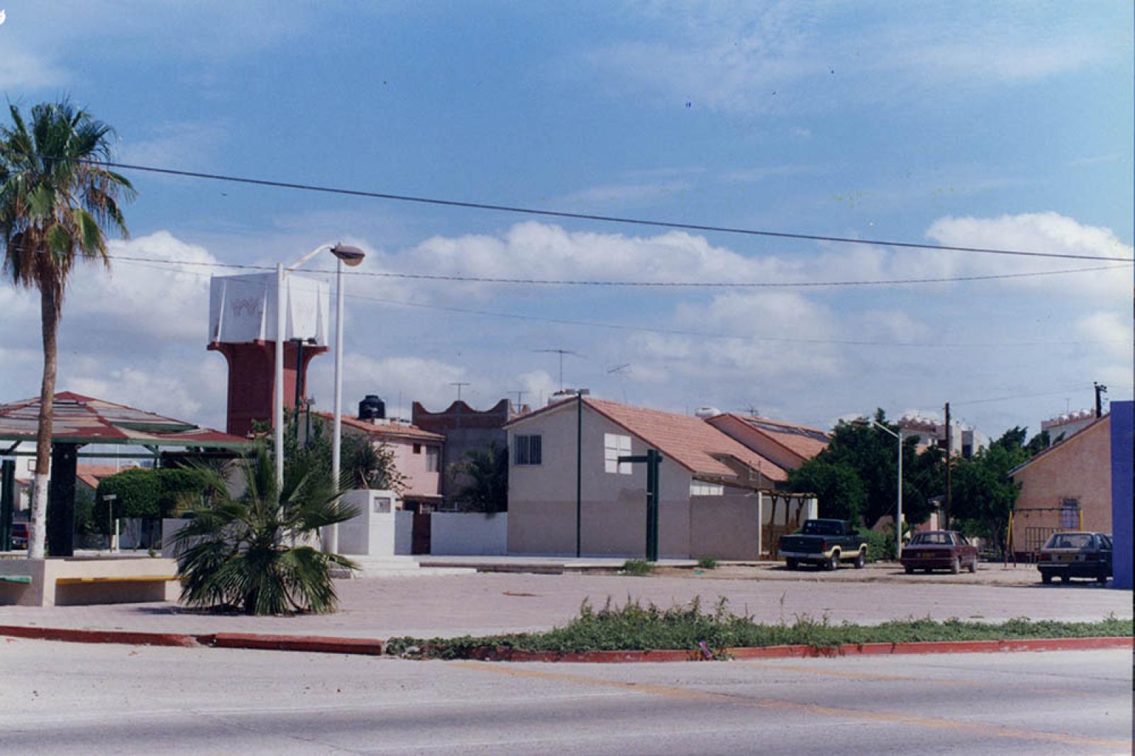 Kiosco y conjunto habitacional.