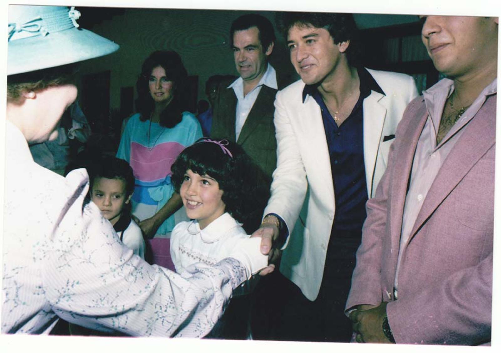 La familia del gobernador saluda la reina Isabel II.