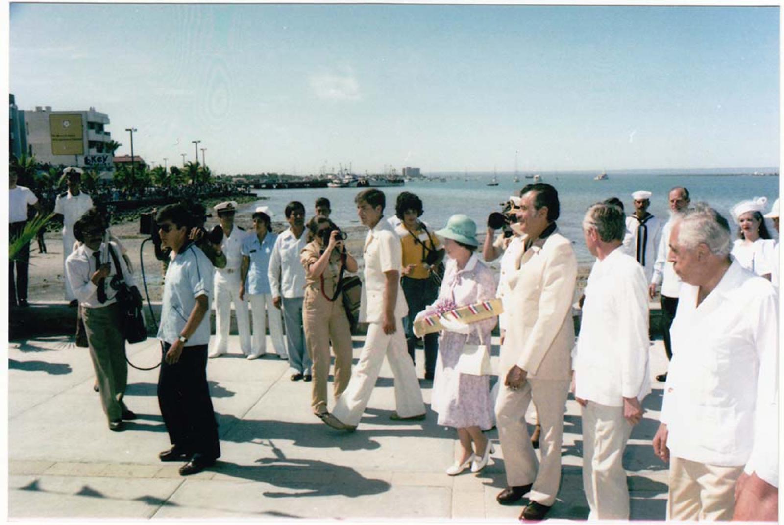 La reina Isabel II con obsequio de bienvenida.