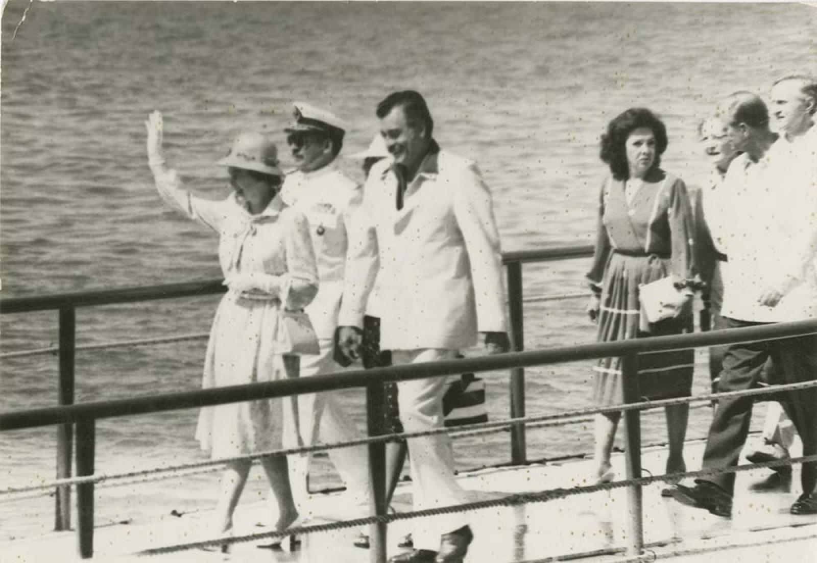 La reina Isabel II, el príncipe Felipe y anfitriones, en muelle.