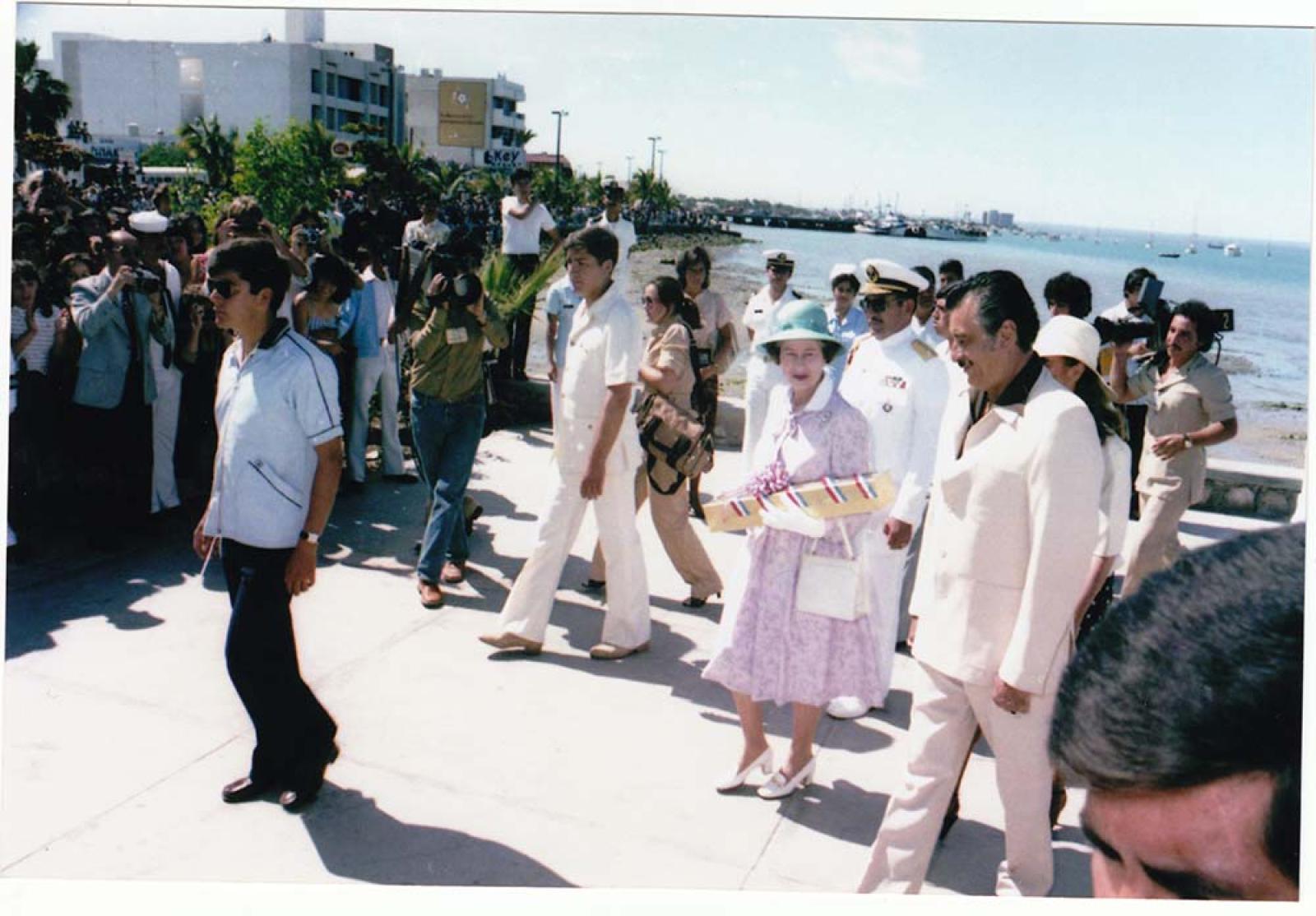La reina Isabel II en el malecón de La Paz, B. C. S.