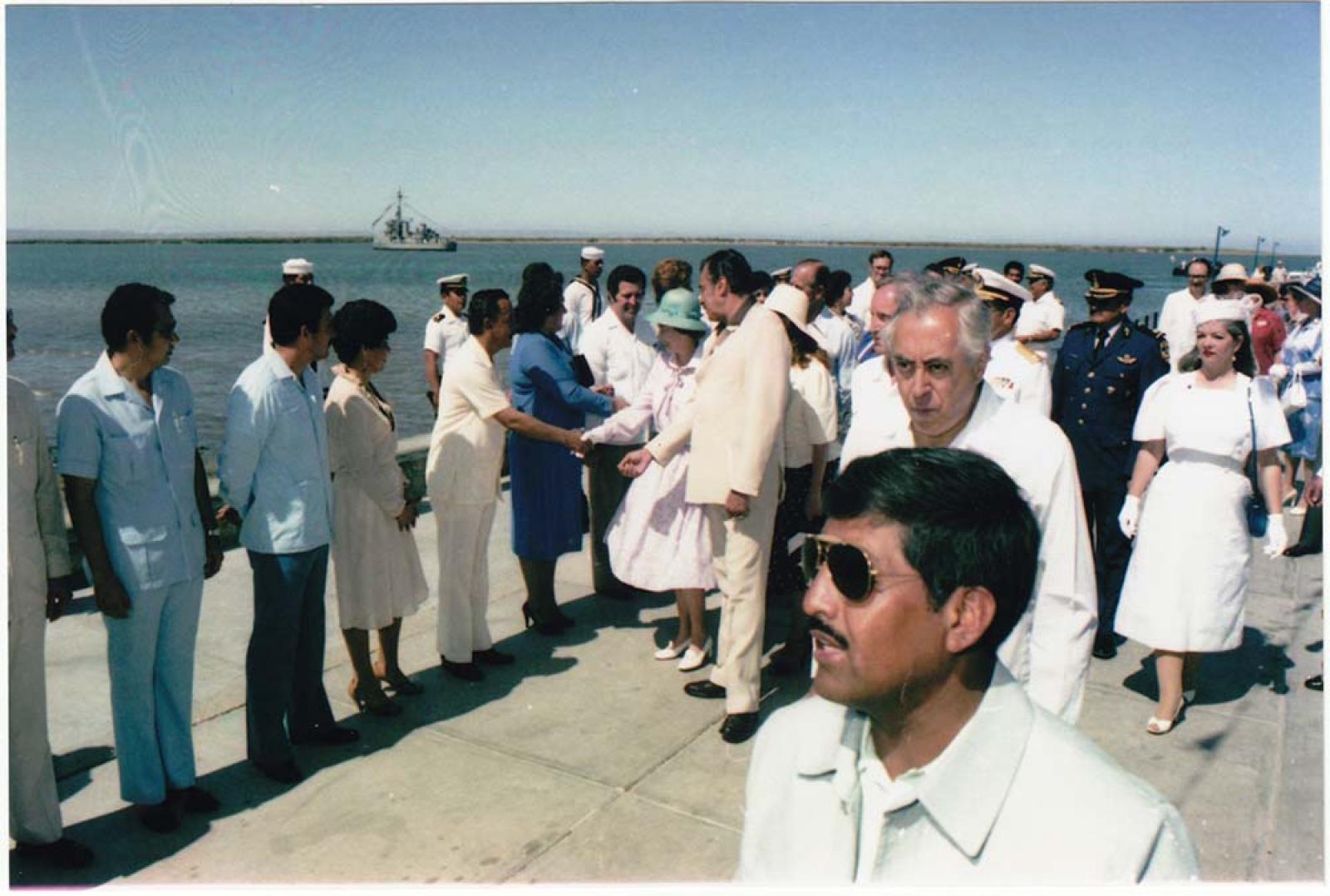 La reina Isabel II en su visita a La Paz, B. C. S.