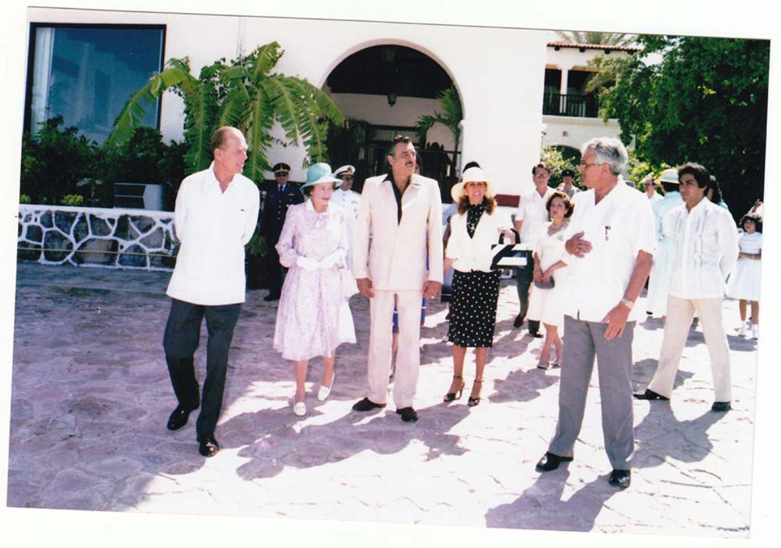 La reina Isabel II, Felipe de Edimburgo y comitiva, en El Caimancito.