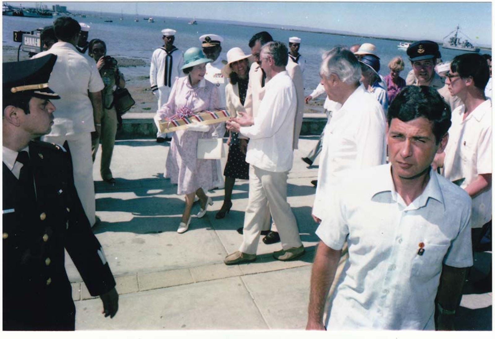 La reina Isabel II recorre el malecón de La Paz.