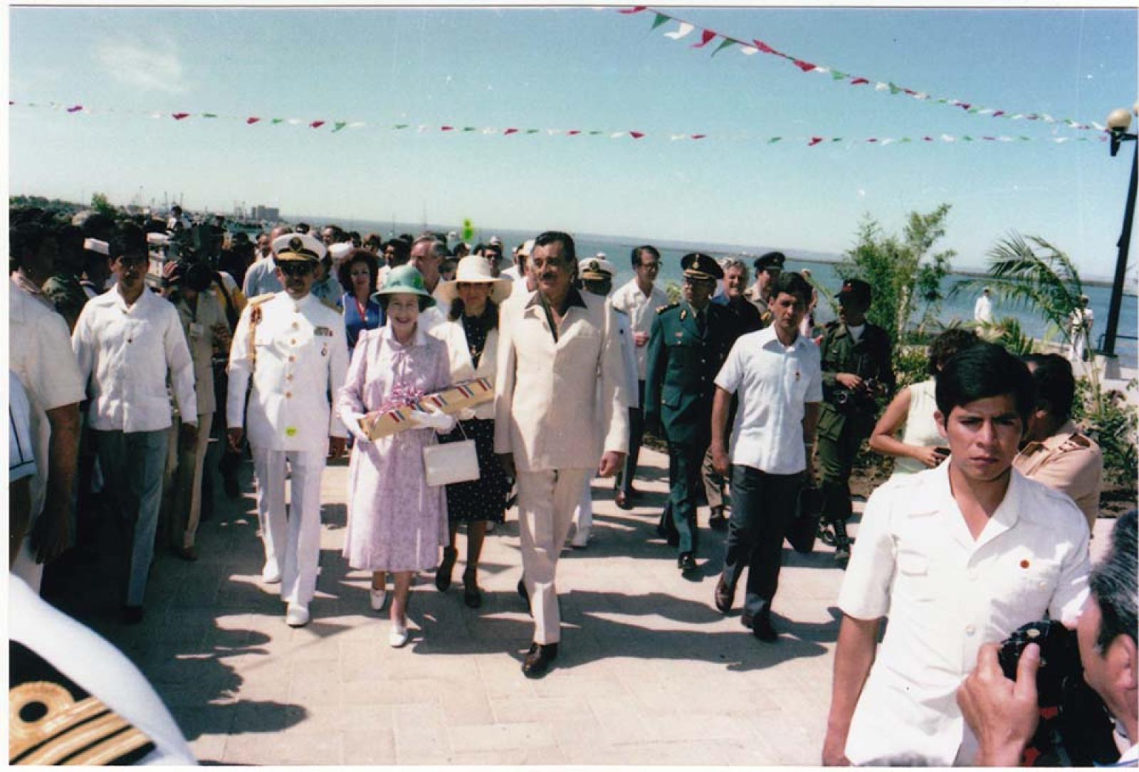 La reina Isabel II y acompañantes en el malecón de La Paz.