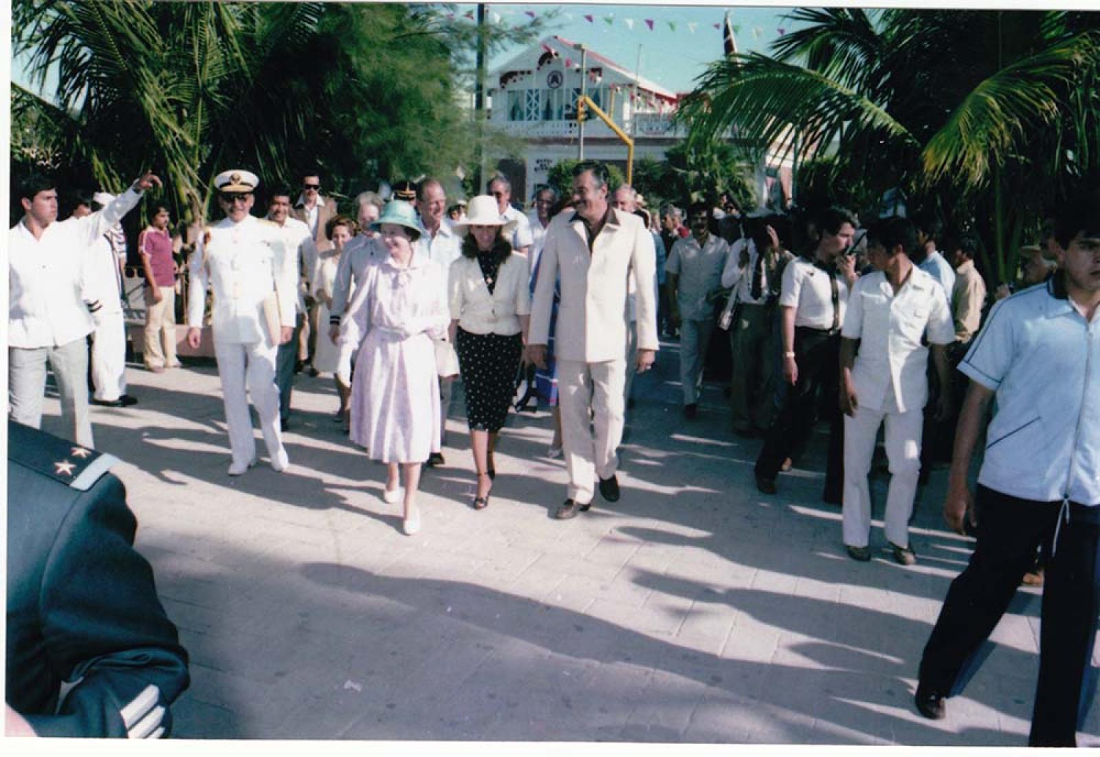 La reina Isabel II y comitiva, en la avenida  Álvaro Obregón.