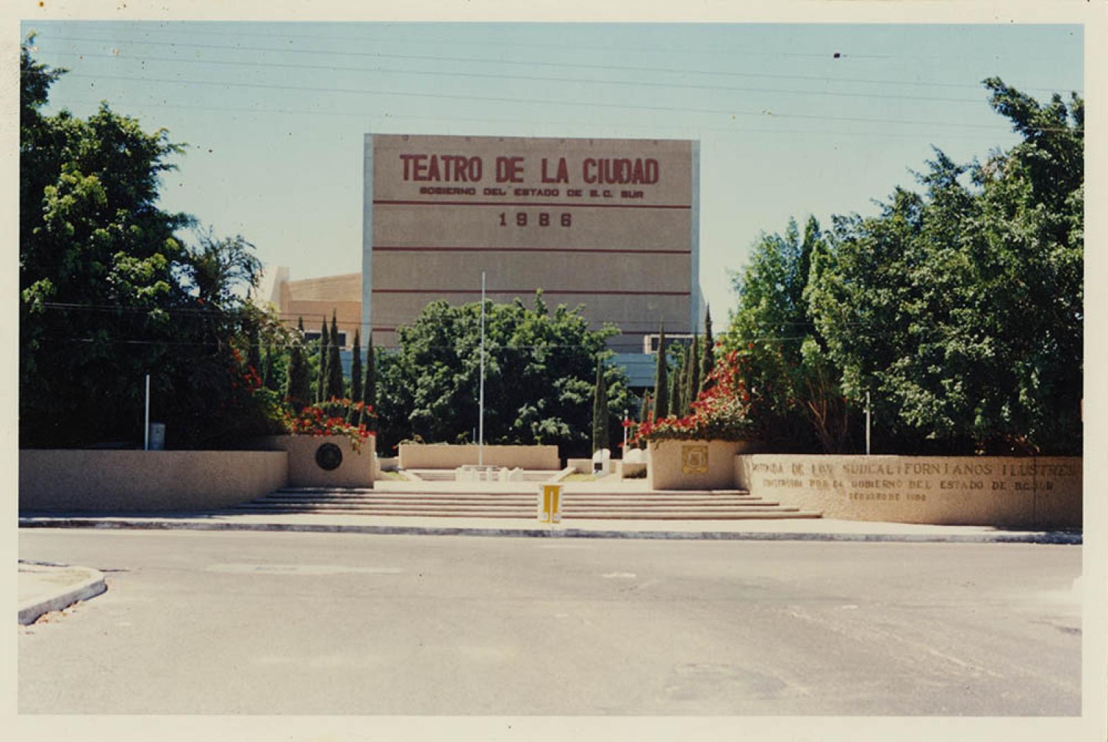 La Rotonda de los Sudcalifornianos Ilustres, al fondo,  el Teatro de la Ciudad.