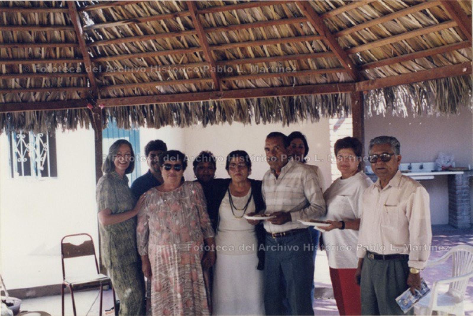 “La señora Carmen Boone de Aguilar, en compañía del personal del Archivo Histórico Pablo L. Martínez”.