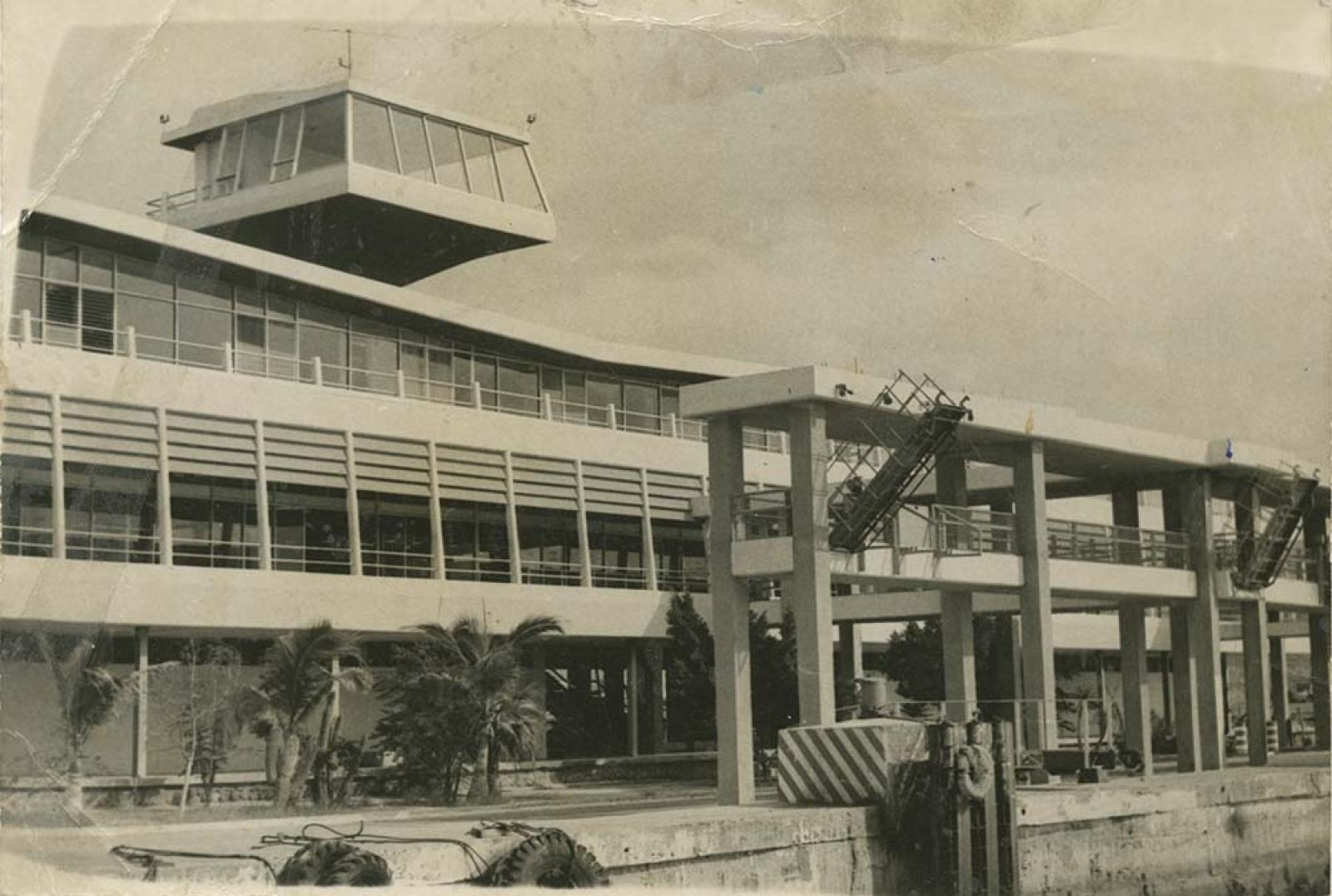 “La torre” de la terminal de transbordadores de Pichilingue.