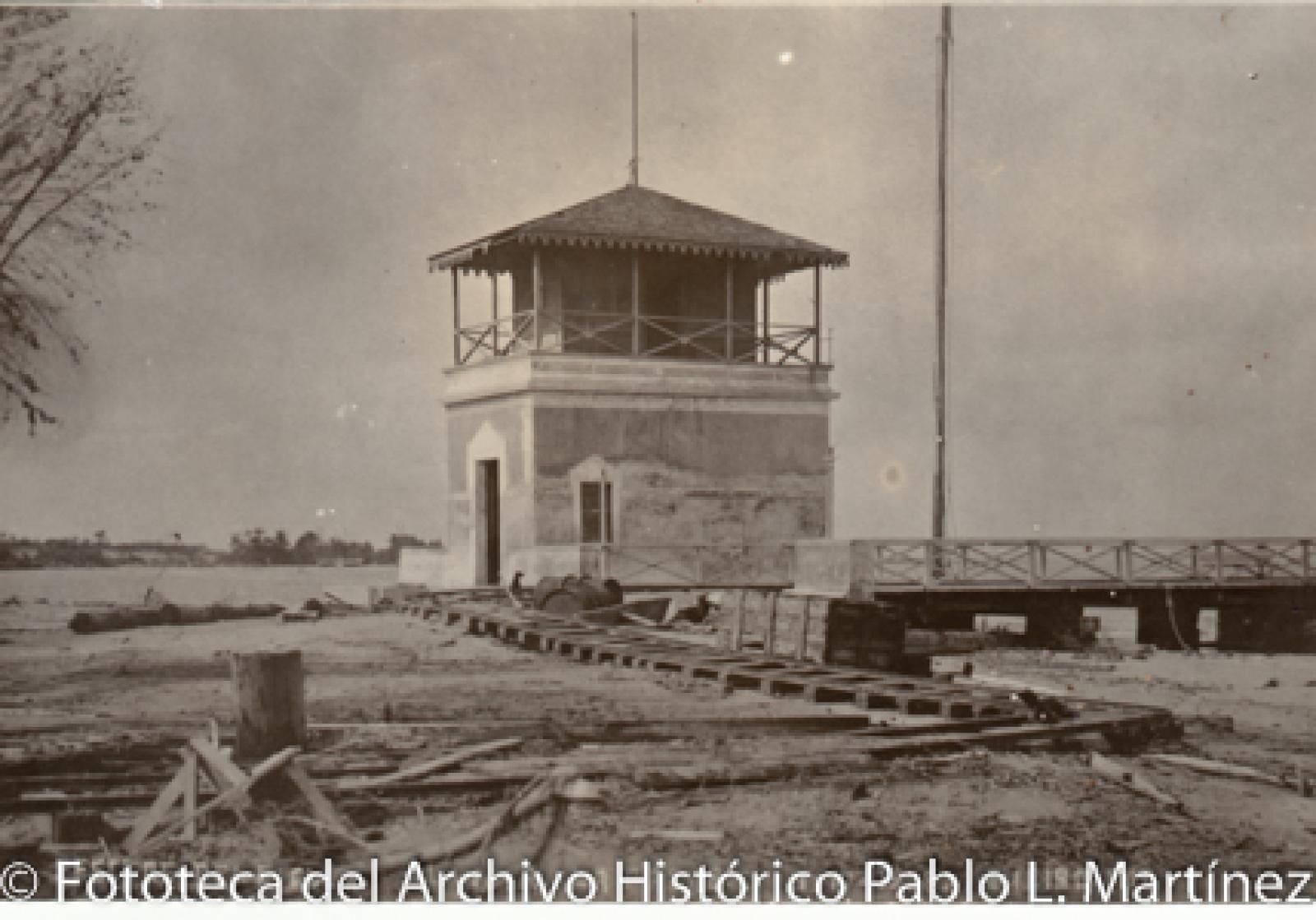 La Torre del Vigía tras efectos de ciclón en  La Paz, Baja California, 1918.