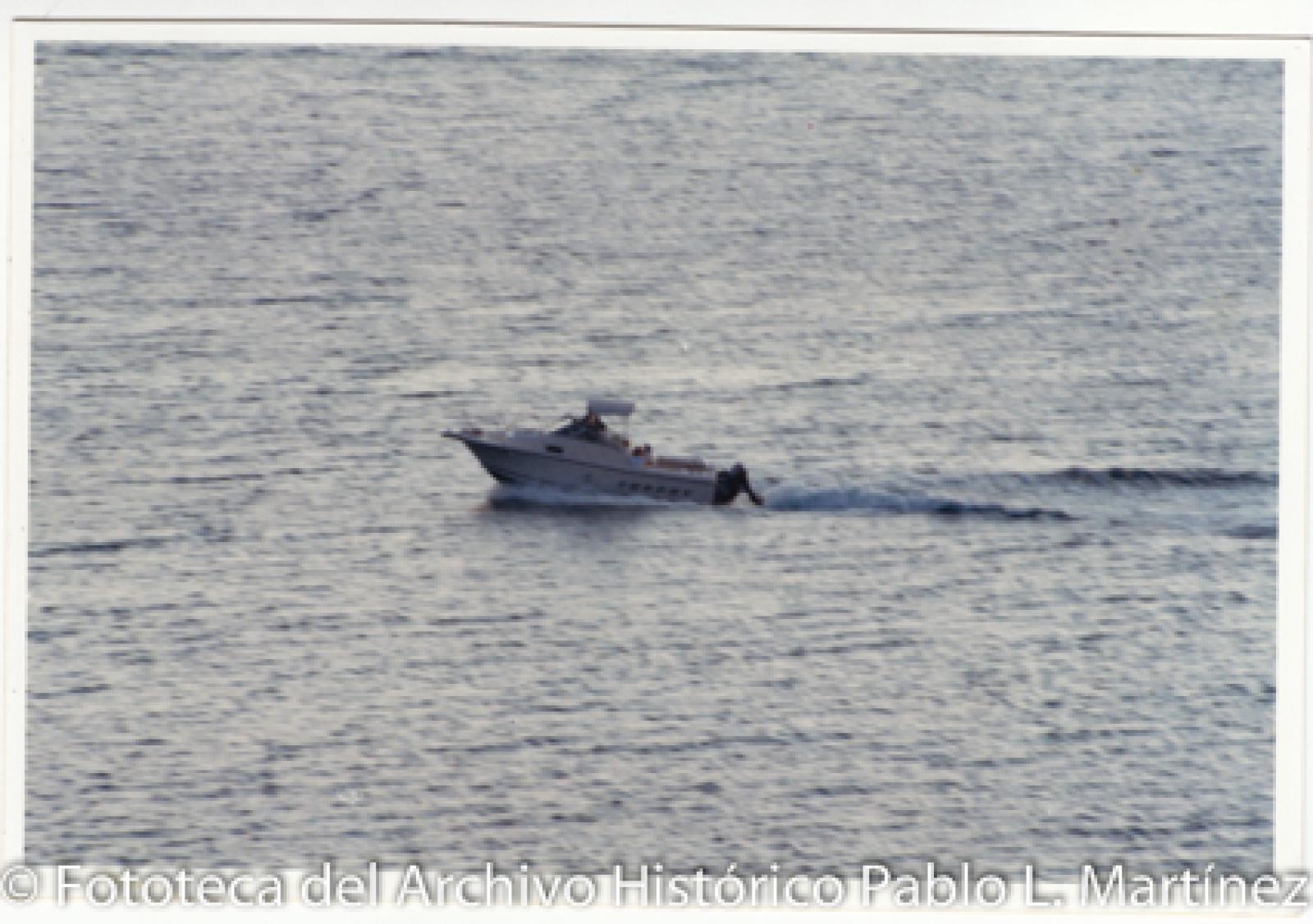 Lancha, en el mar.