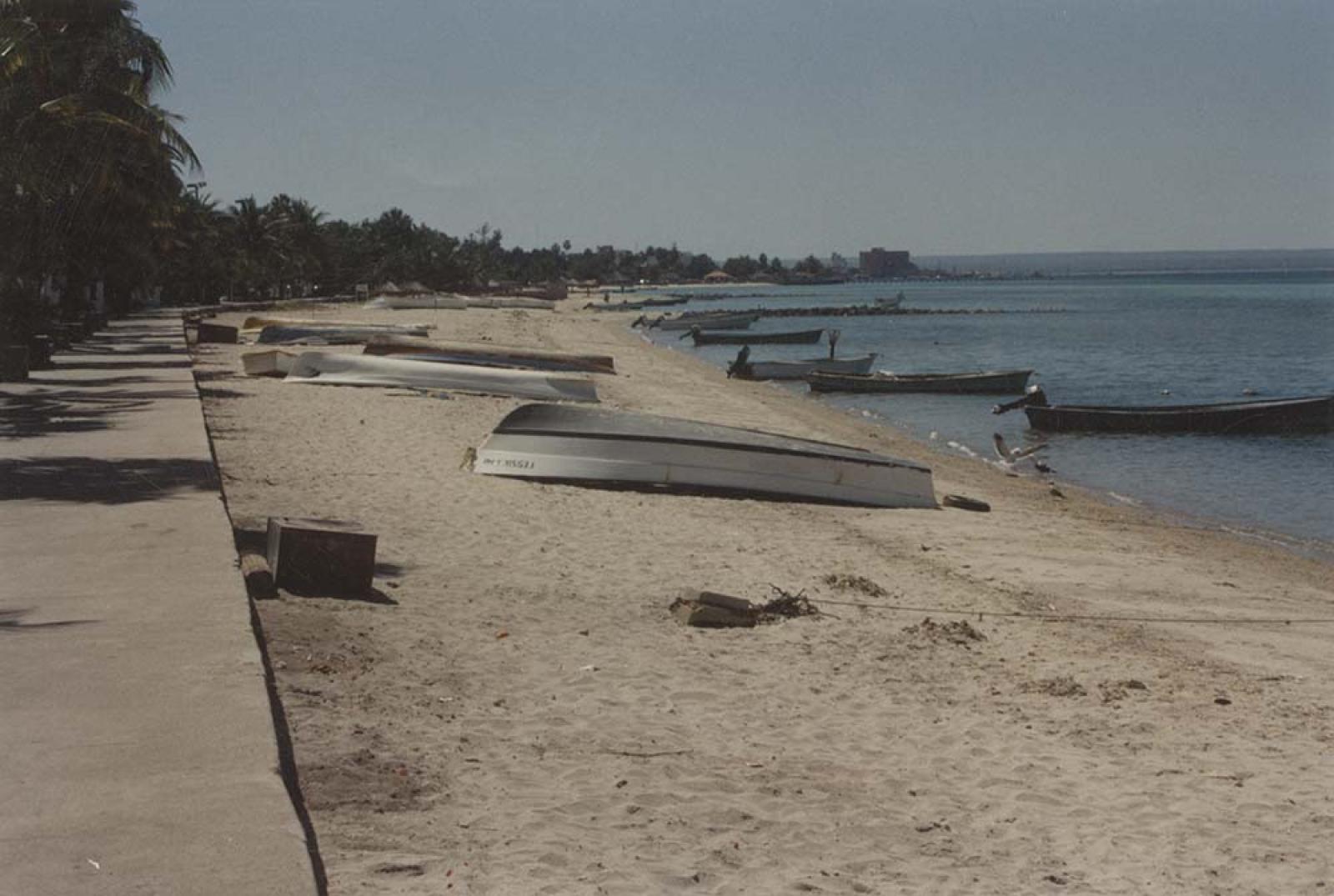 Lanchas en el malecón de La Paz, Baja California Sur.