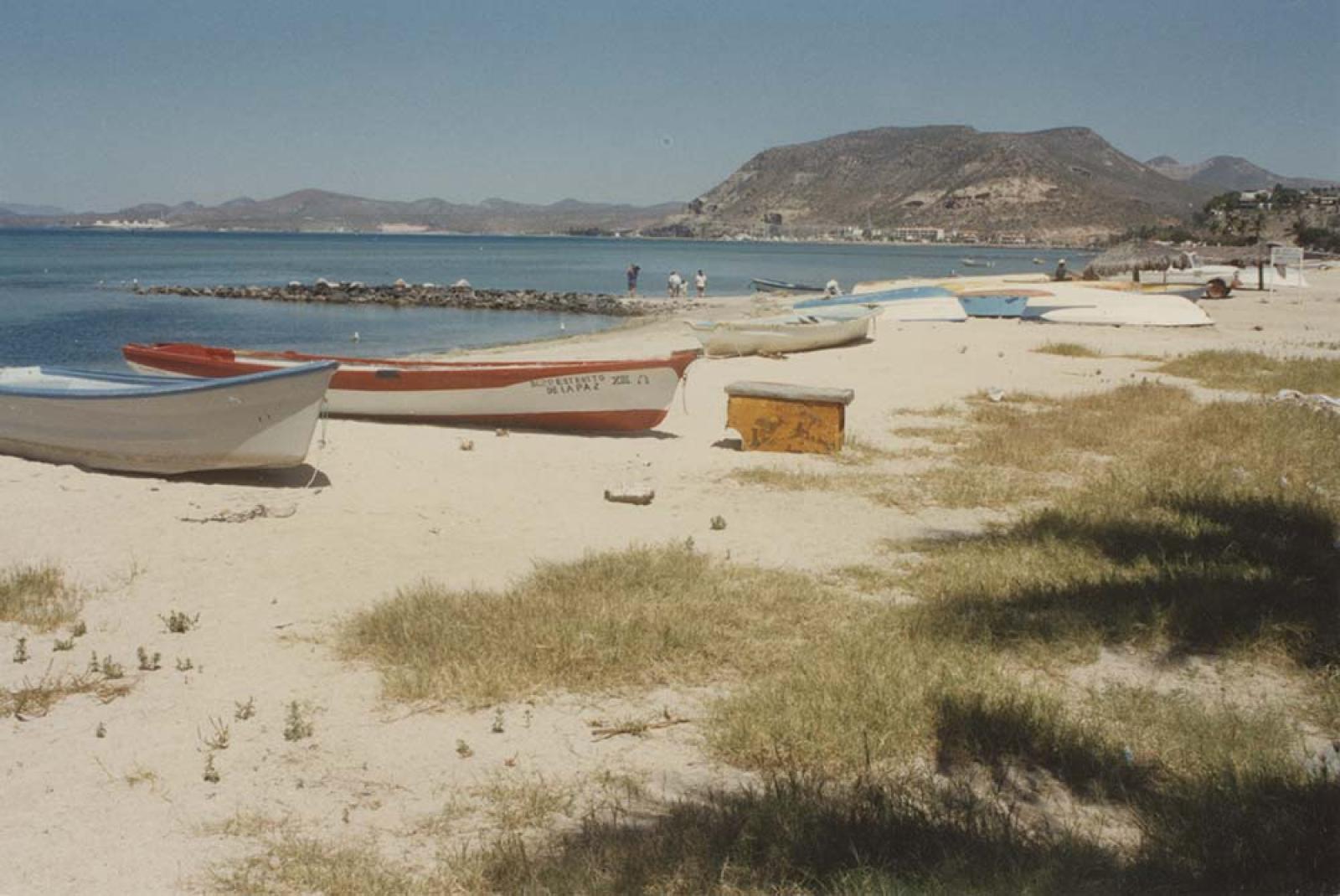 Lanchas en playa de La Paz.