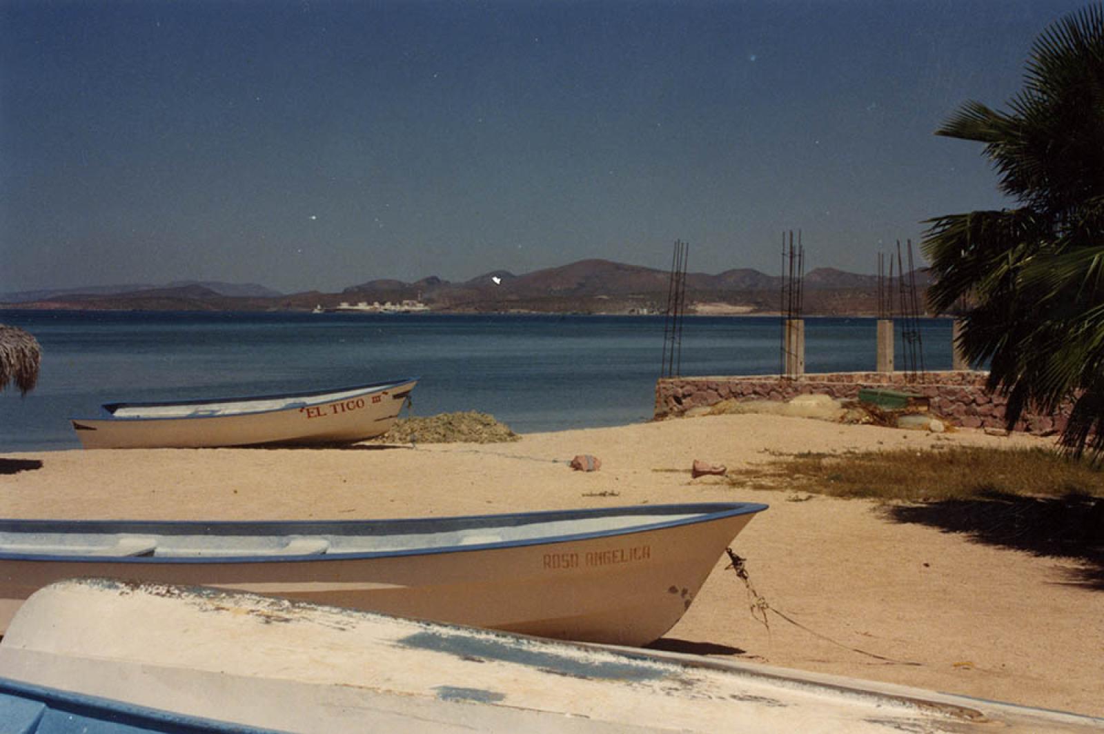 Lanchas en playa del malecón de La Paz.