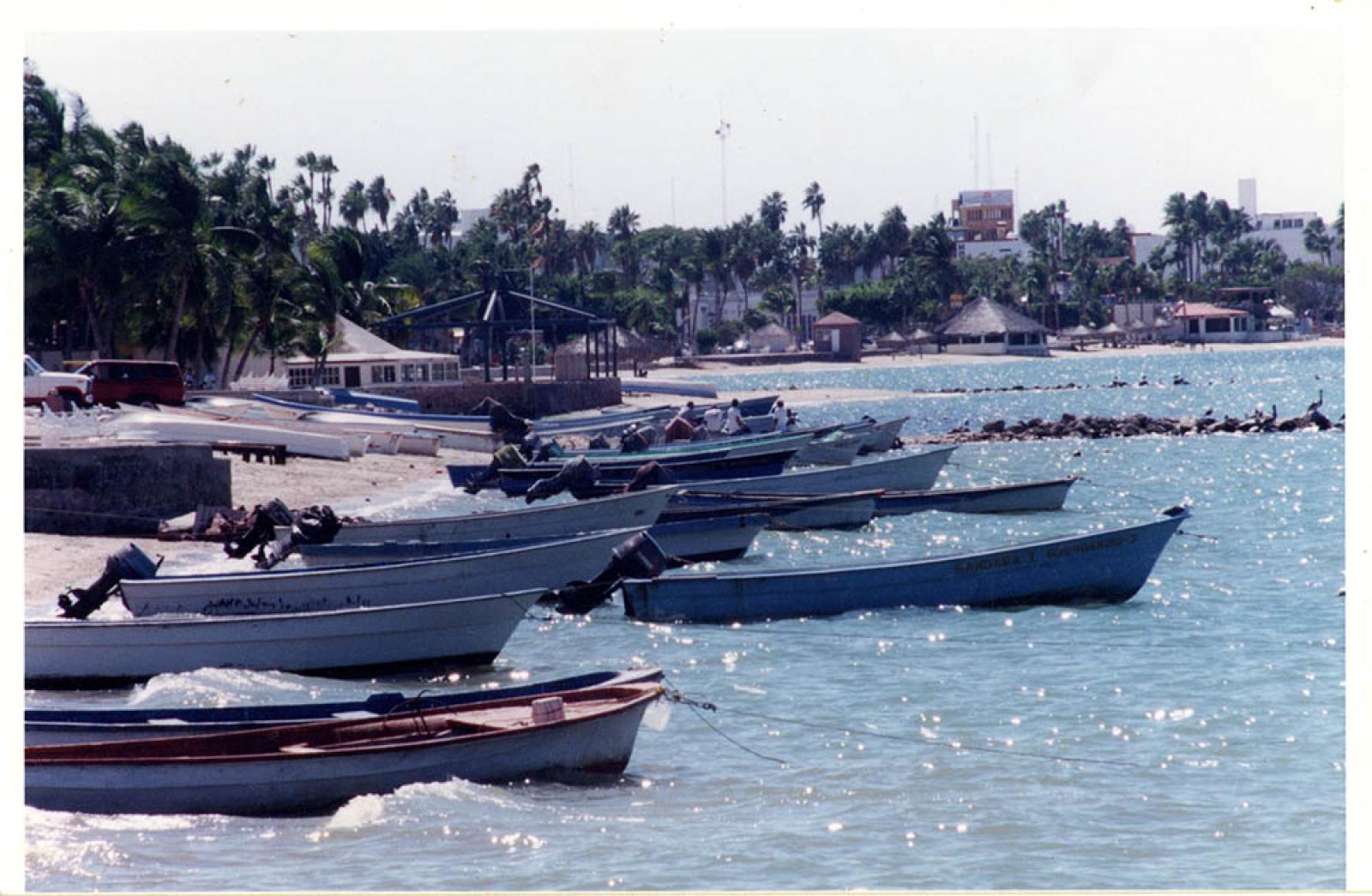 Lanchas en playa del malecón.