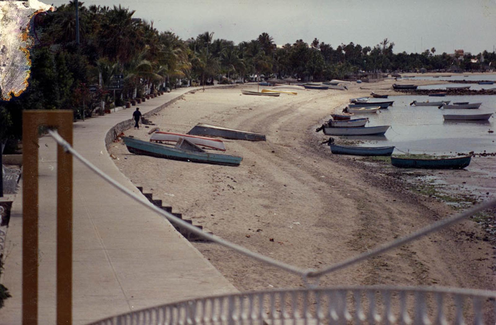 Lanchas en playa, malecón de La Paz.